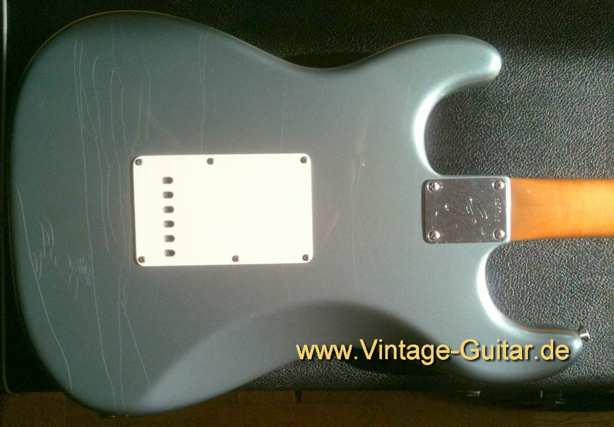 Fender-Stratocaster-1966-CC-Reissue-b.jpg