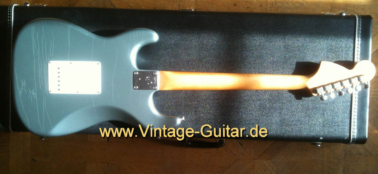 Fender-Stratocaster-1966-CC-Reissue-d.jpg