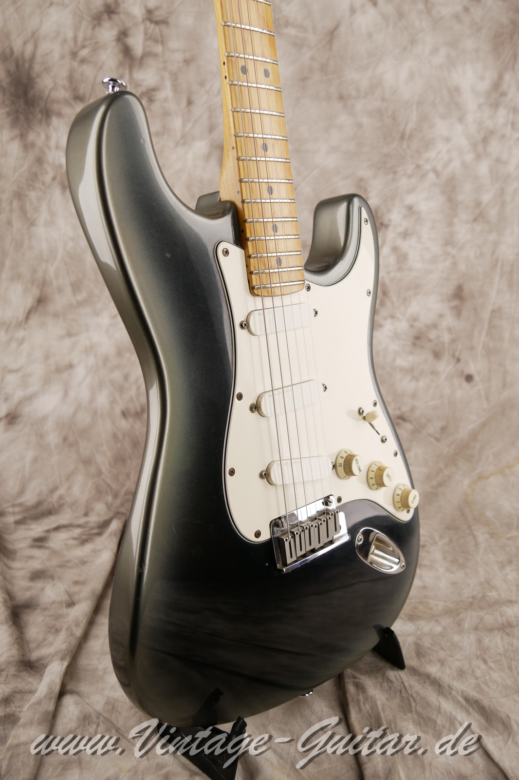 img/vintage/5824/Fender_stratocaster_plus_blackpearlburst_USA_1991009.JPG