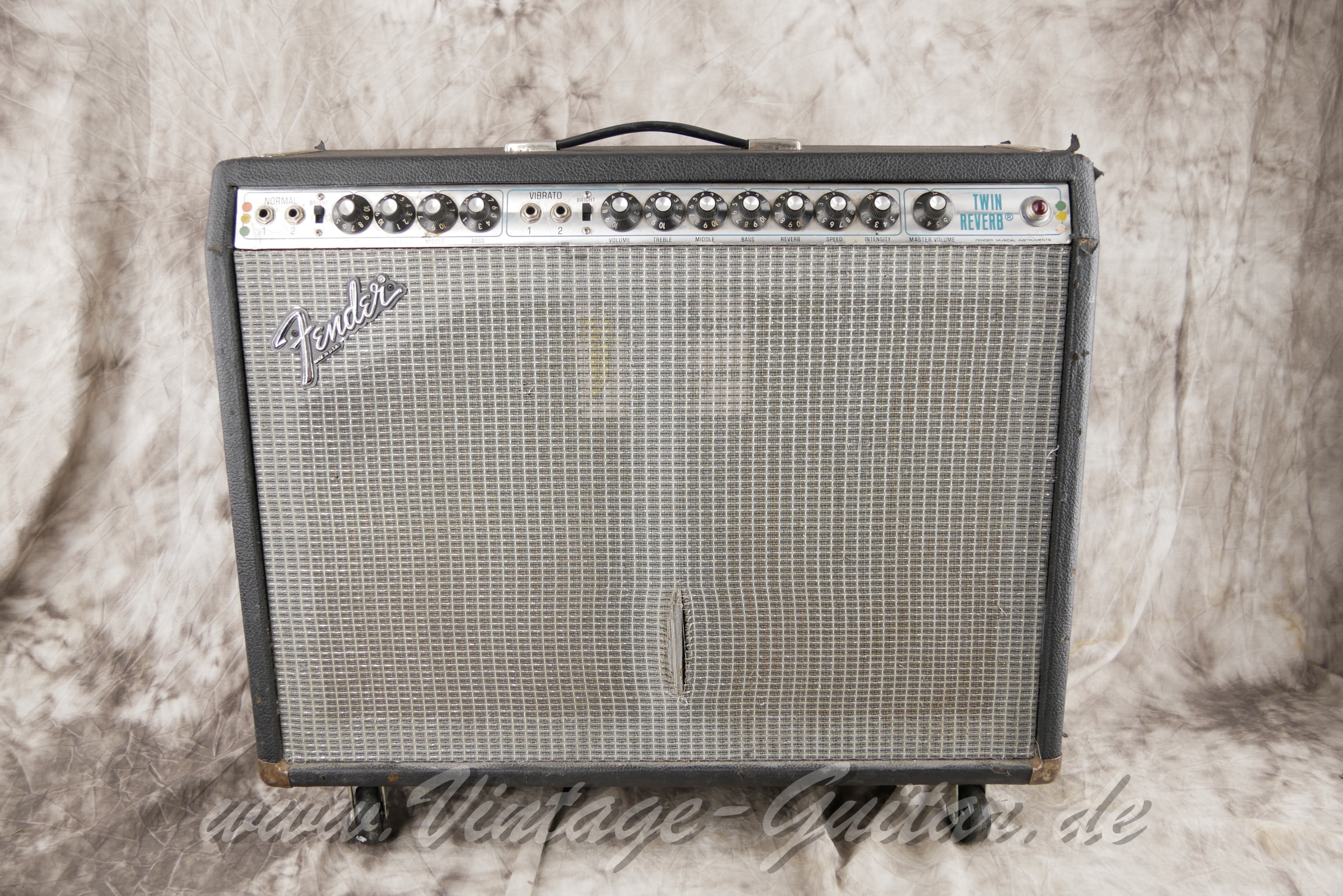 img/vintage/5828/Fender-Twin-Reverb-silverface-135w-1979-black-tolex-01.jpg