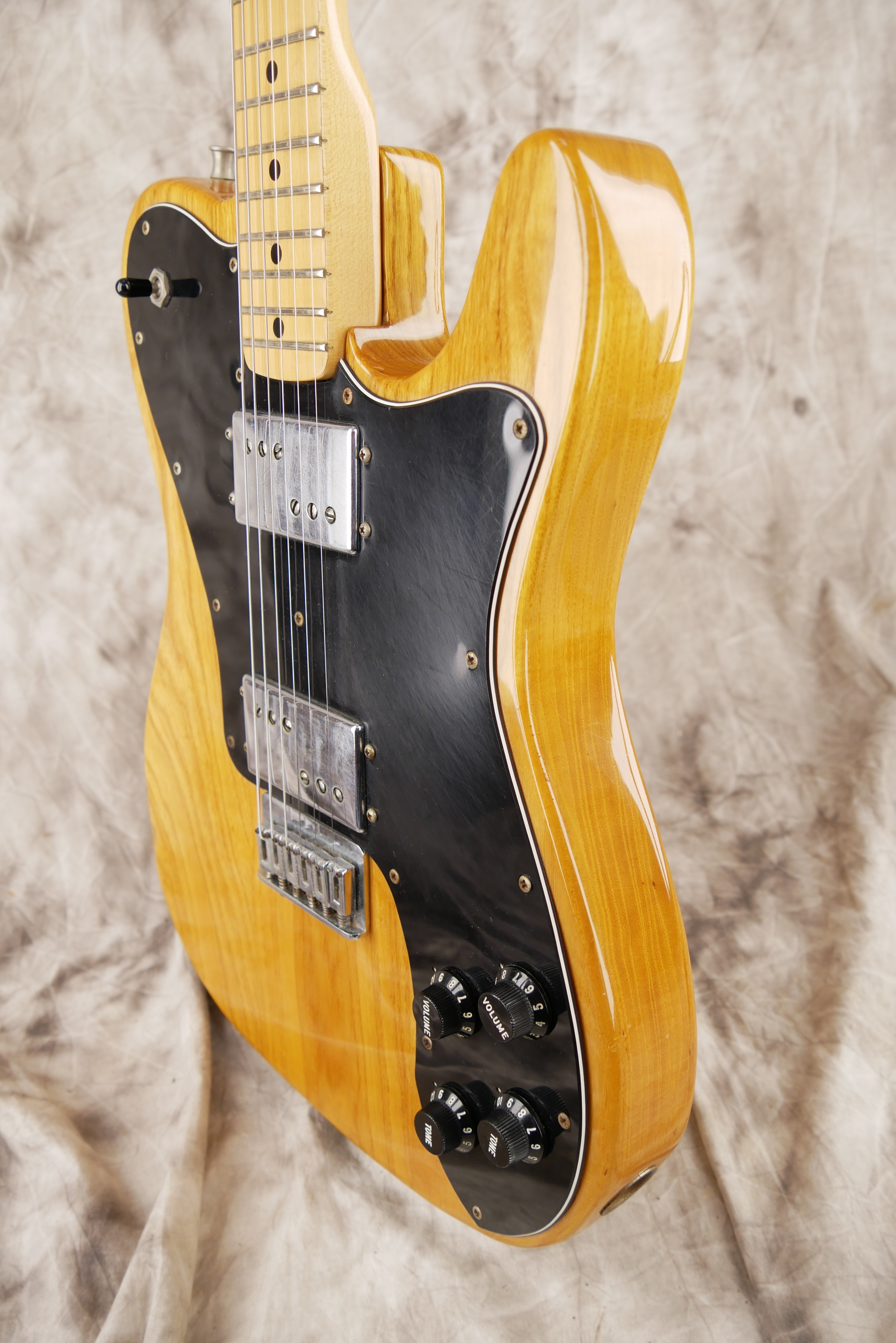 img/vintage/5834/Fender_Telecaster_Deluxe_natural_USA_1981-010.JPG