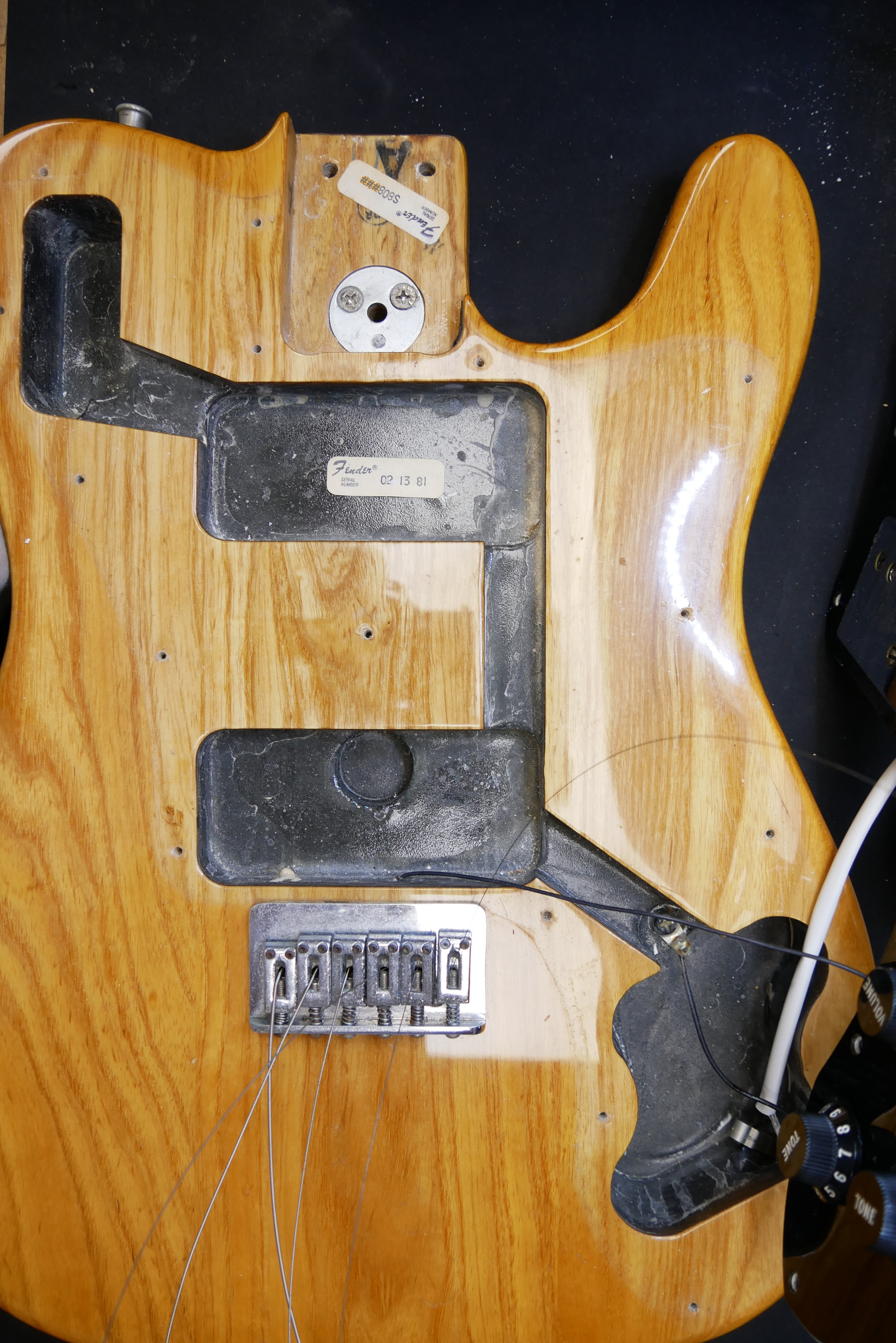 img/vintage/5834/Fender_Telecaster_Deluxe_natural_USA_1981-019.JPG