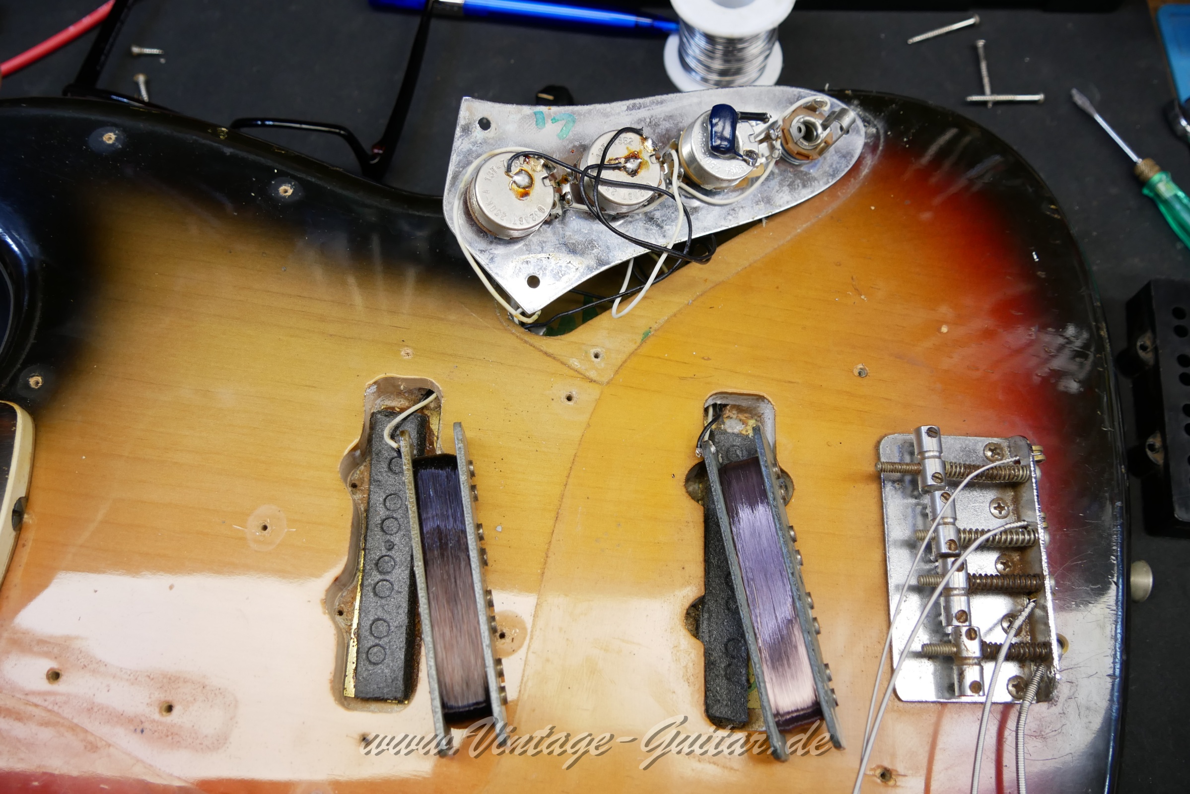 img/vintage/5838/Fender_jazz_bass_1974_sunburst_usa-017.JPG