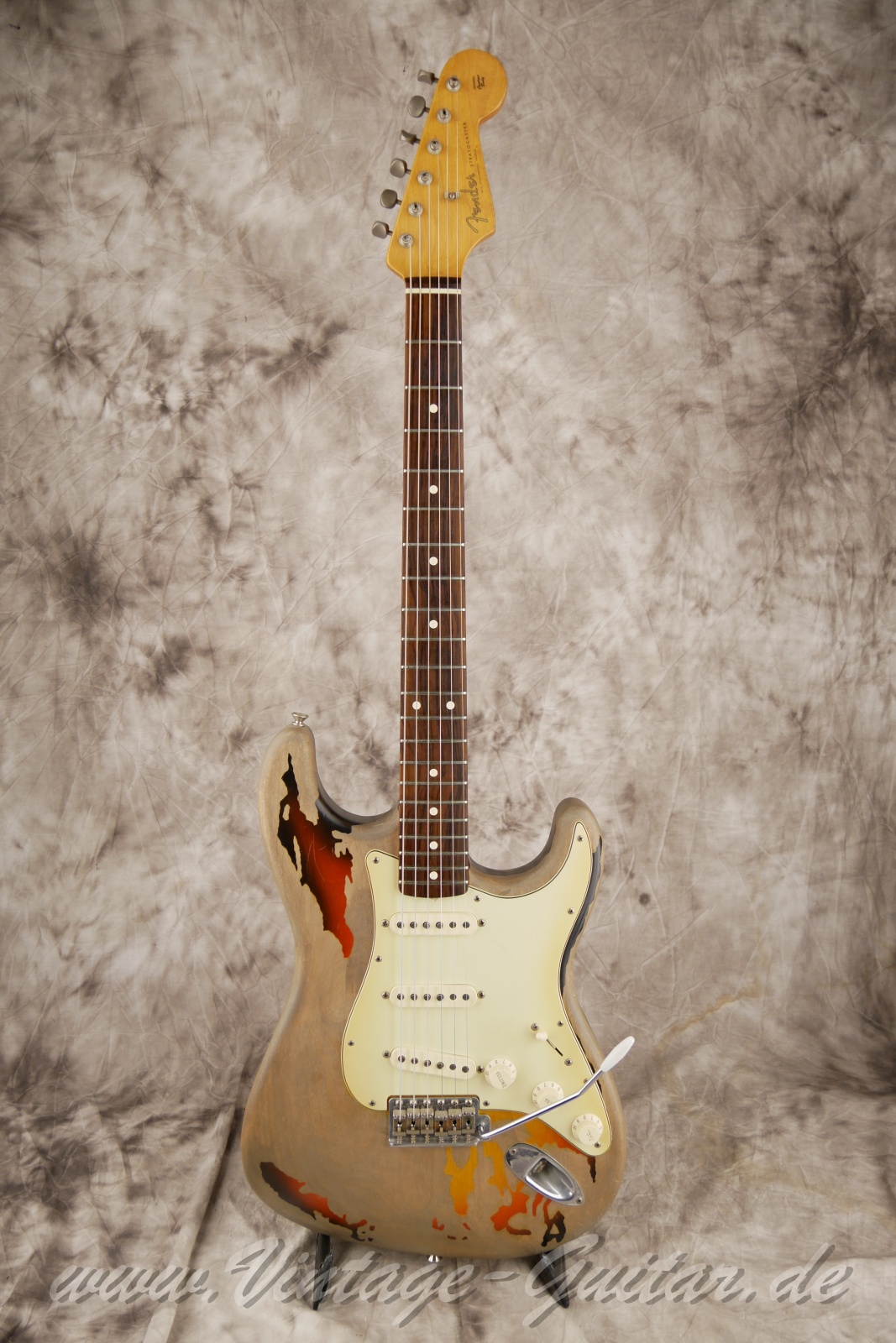 Fender_stratocaster_roadworn_rorygallagher_sunburst_mexico-01.jpg
