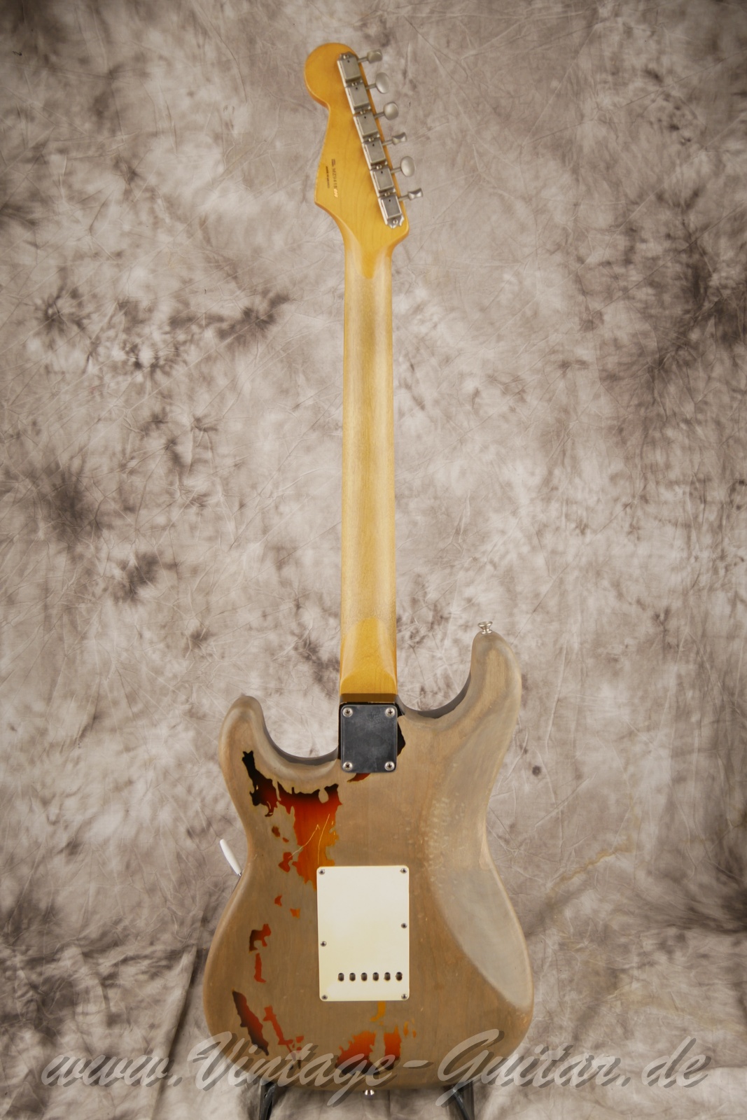 Fender_stratocaster_roadworn_rorygallagher_sunburst_mexico-02.jpg