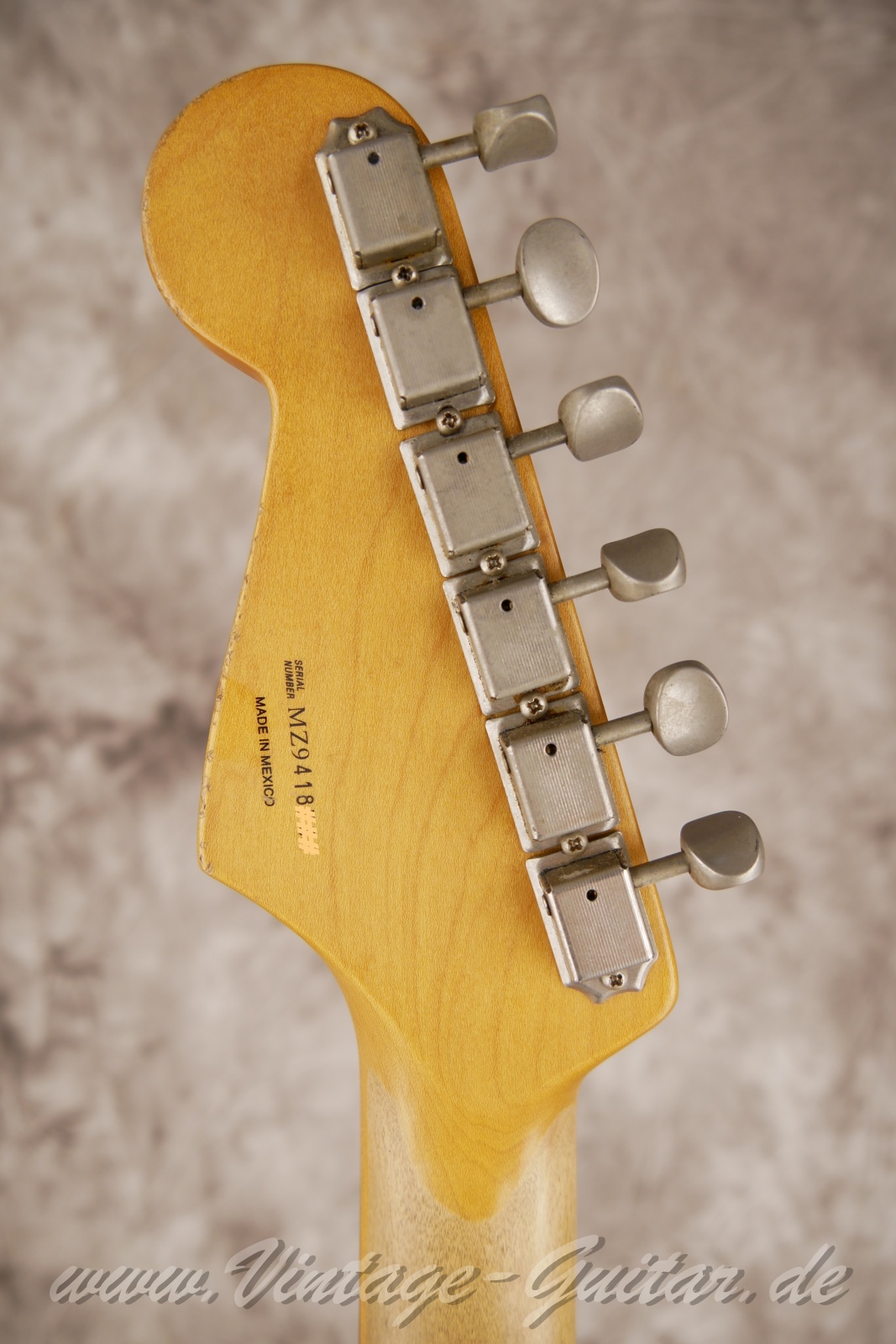 Fender_stratocaster_roadworn_rorygallagher_sunburst_mexico-04.jpg