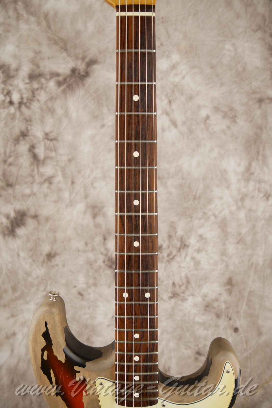 Fender_stratocaster_roadworn_rorygallagher_sunburst_mexico-05.jpg
