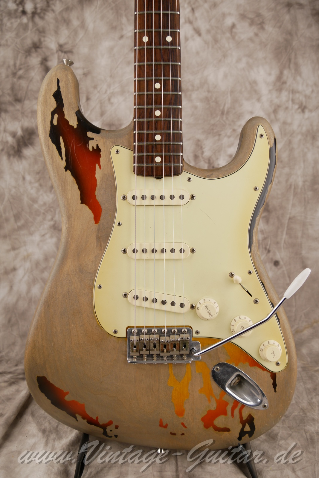 Fender_stratocaster_roadworn_rorygallagher_sunburst_mexico-07.jpg