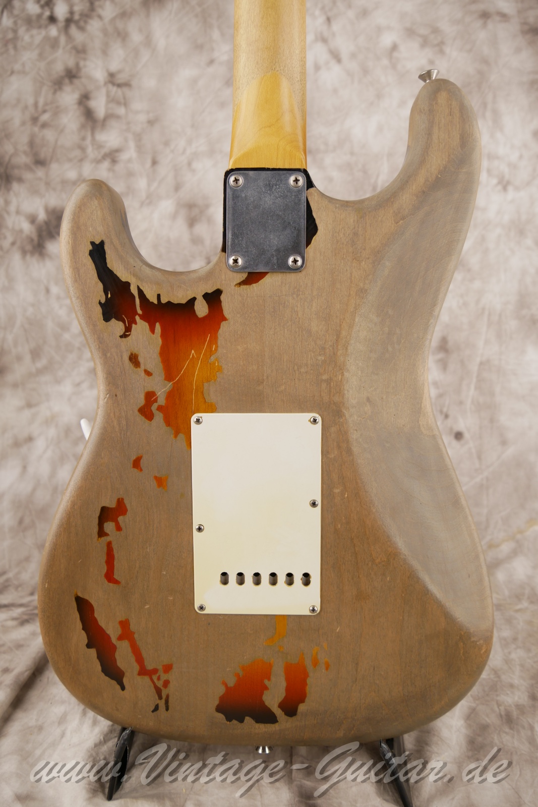 Fender_stratocaster_roadworn_rorygallagher_sunburst_mexico-08.jpg