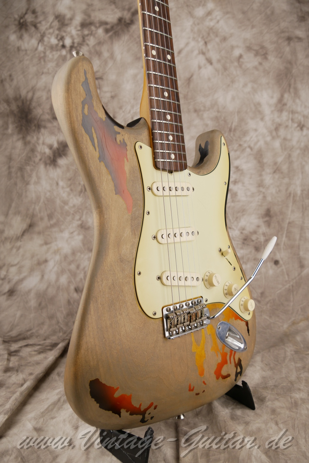 Fender_stratocaster_roadworn_rorygallagher_sunburst_mexico-09.jpg