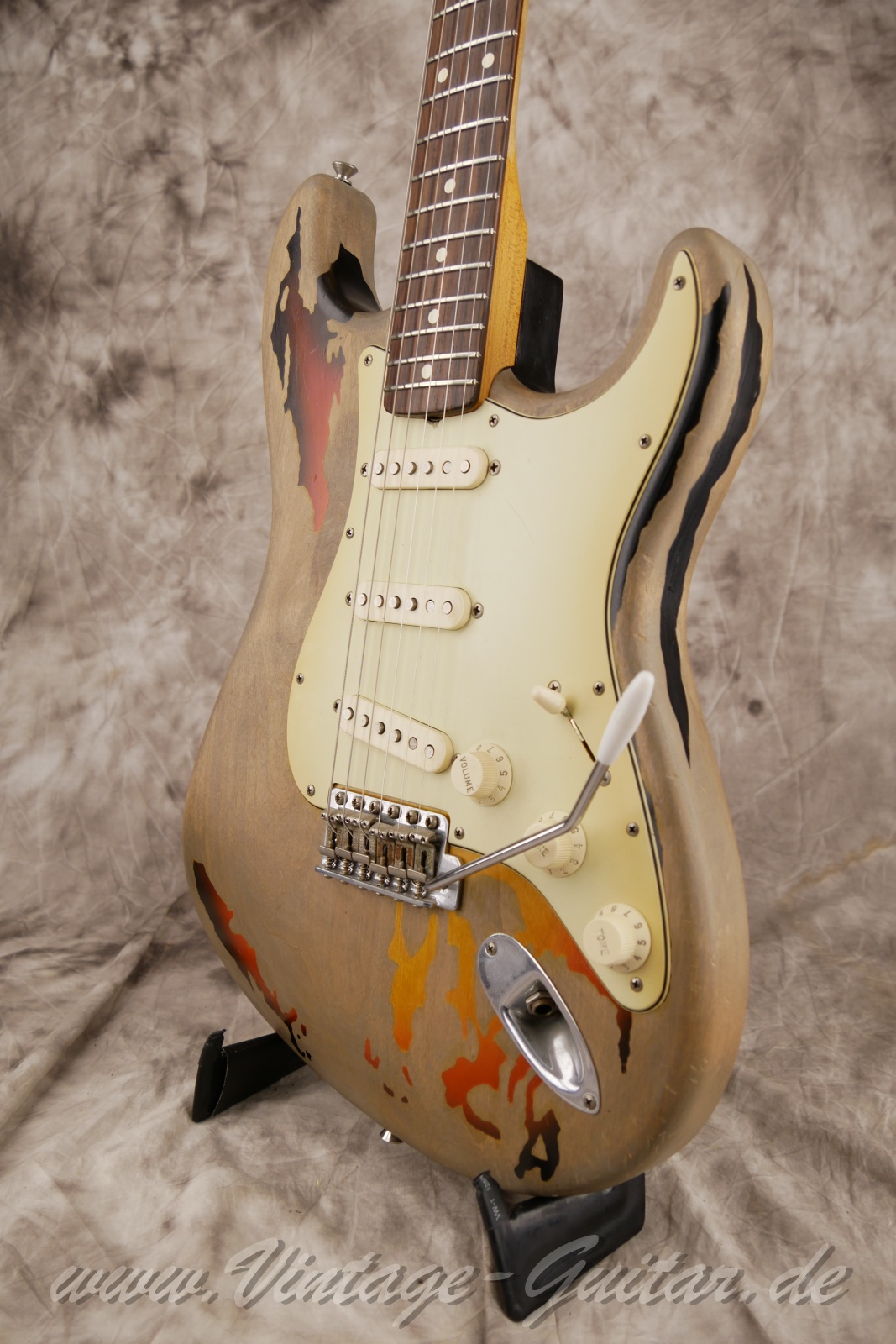 Fender_stratocaster_roadworn_rorygallagher_sunburst_mexico-10.jpg