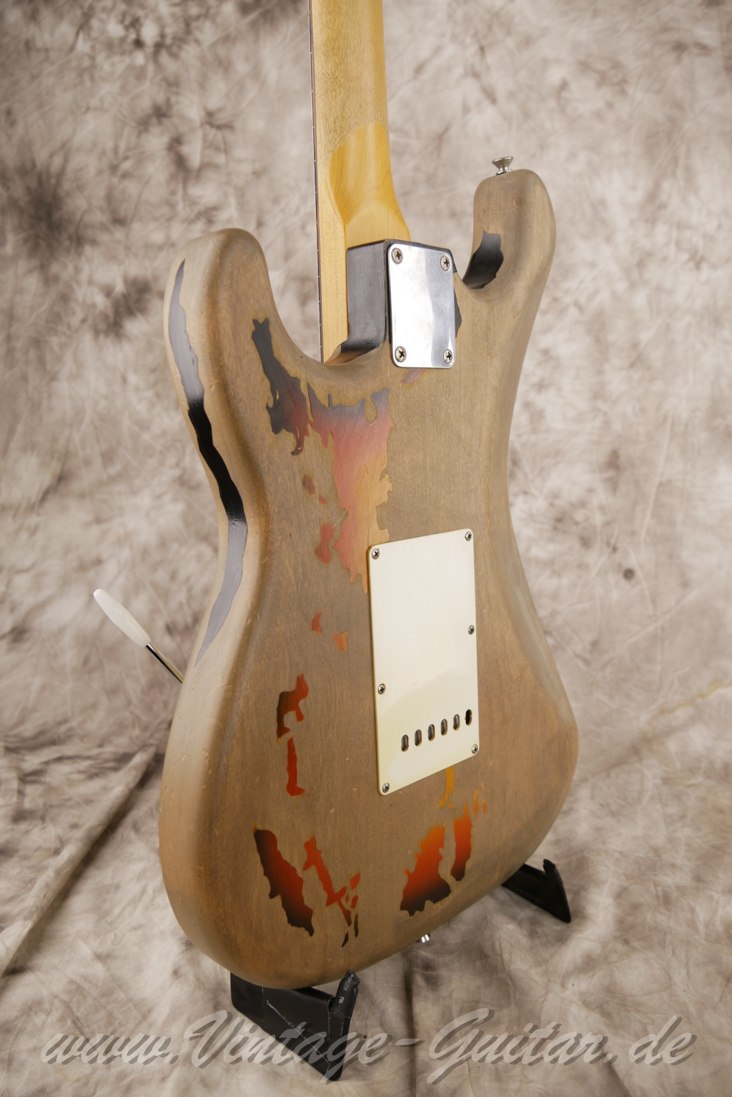 Fender_stratocaster_roadworn_rorygallagher_sunburst_mexico-11.jpg