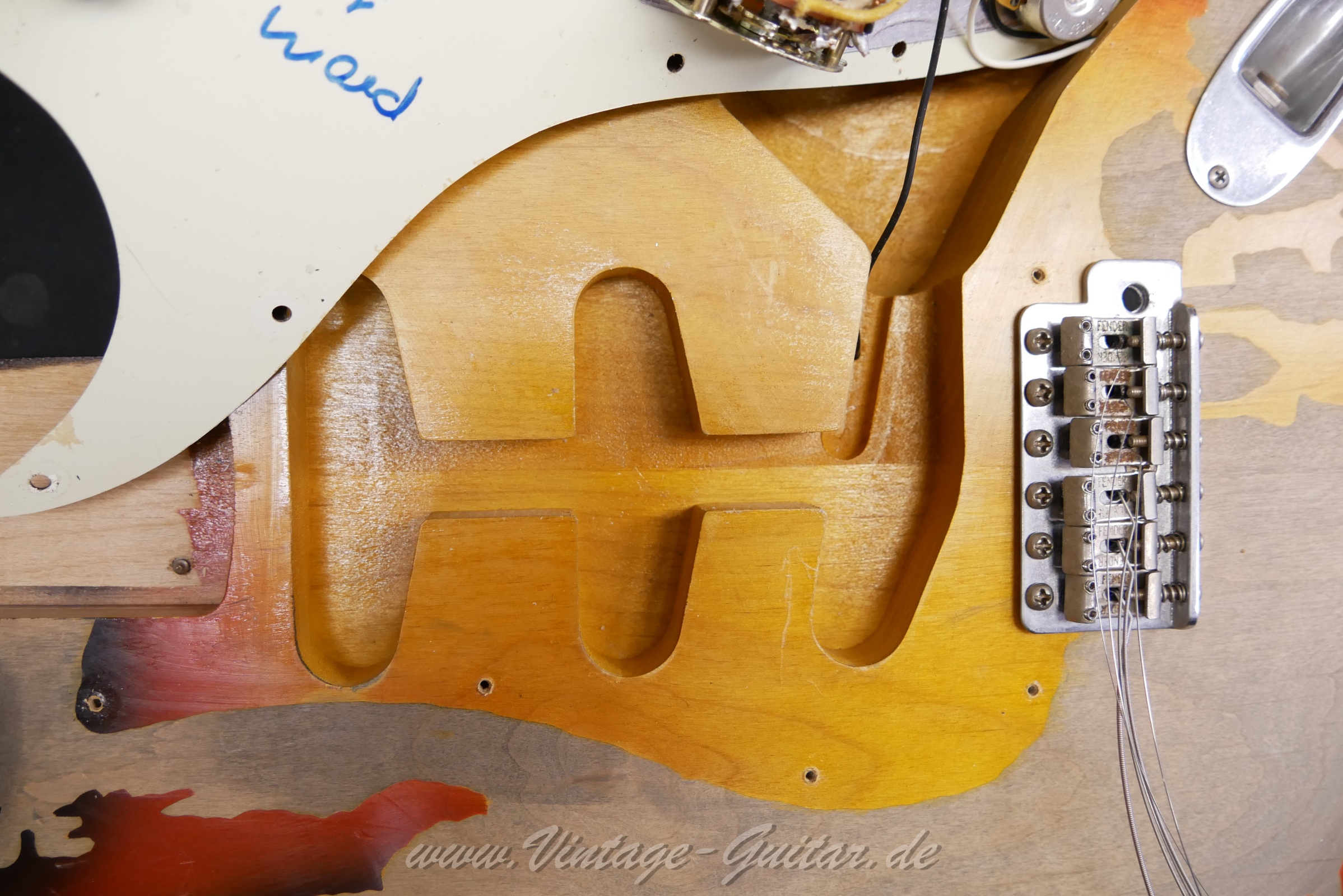 Fender_stratocaster_roadworn_rorygallagher_sunburst_mexico-13.jpg