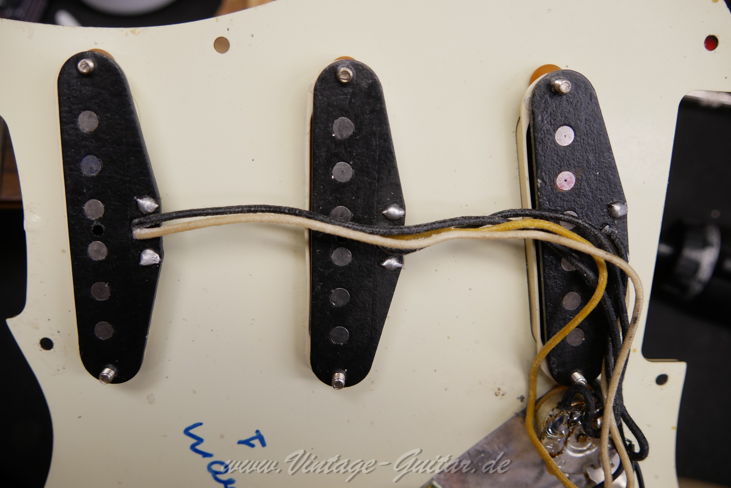 Fender_stratocaster_roadworn_rorygallagher_sunburst_mexico-14.jpg