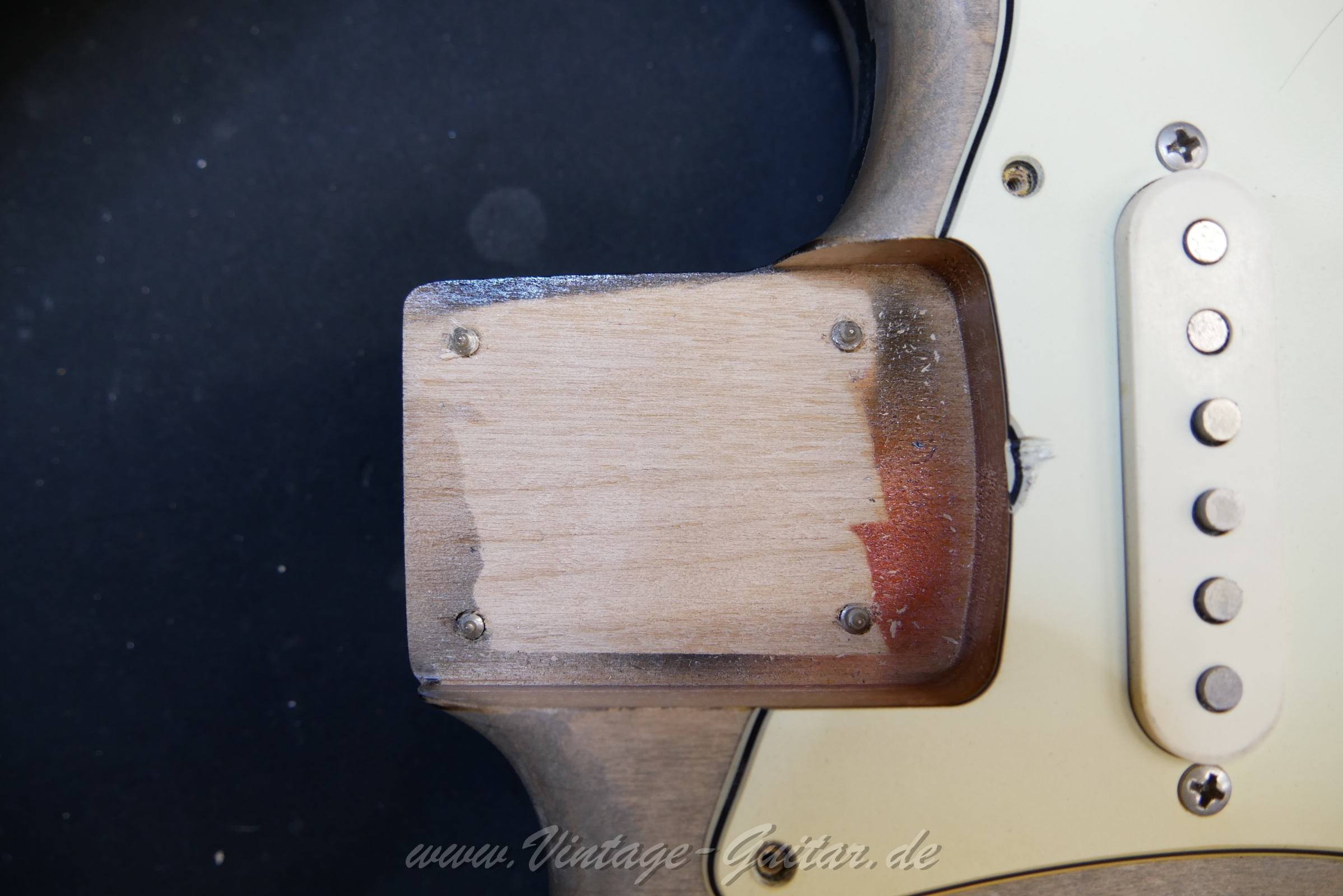 Fender_stratocaster_roadworn_rorygallagher_sunburst_mexico-16.jpg