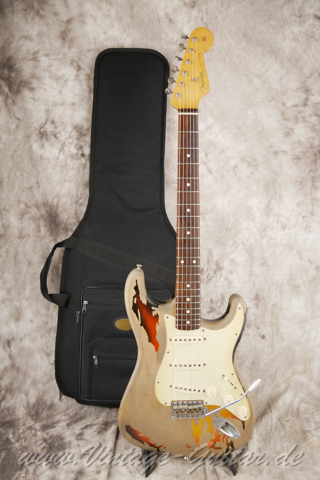 Fender_stratocaster_roadworn_rorygallagher_sunburst_mexico-17.jpg