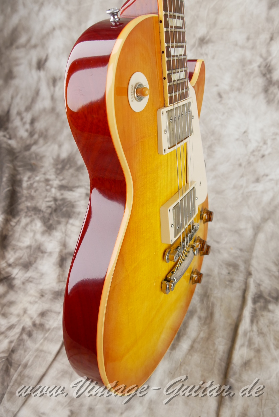 img/vintage/5865/Gibson_Les_Paul_Standard_Custom_shop_Historic_collection-faded_cherry_sunburst_USA_2006-009.JPG