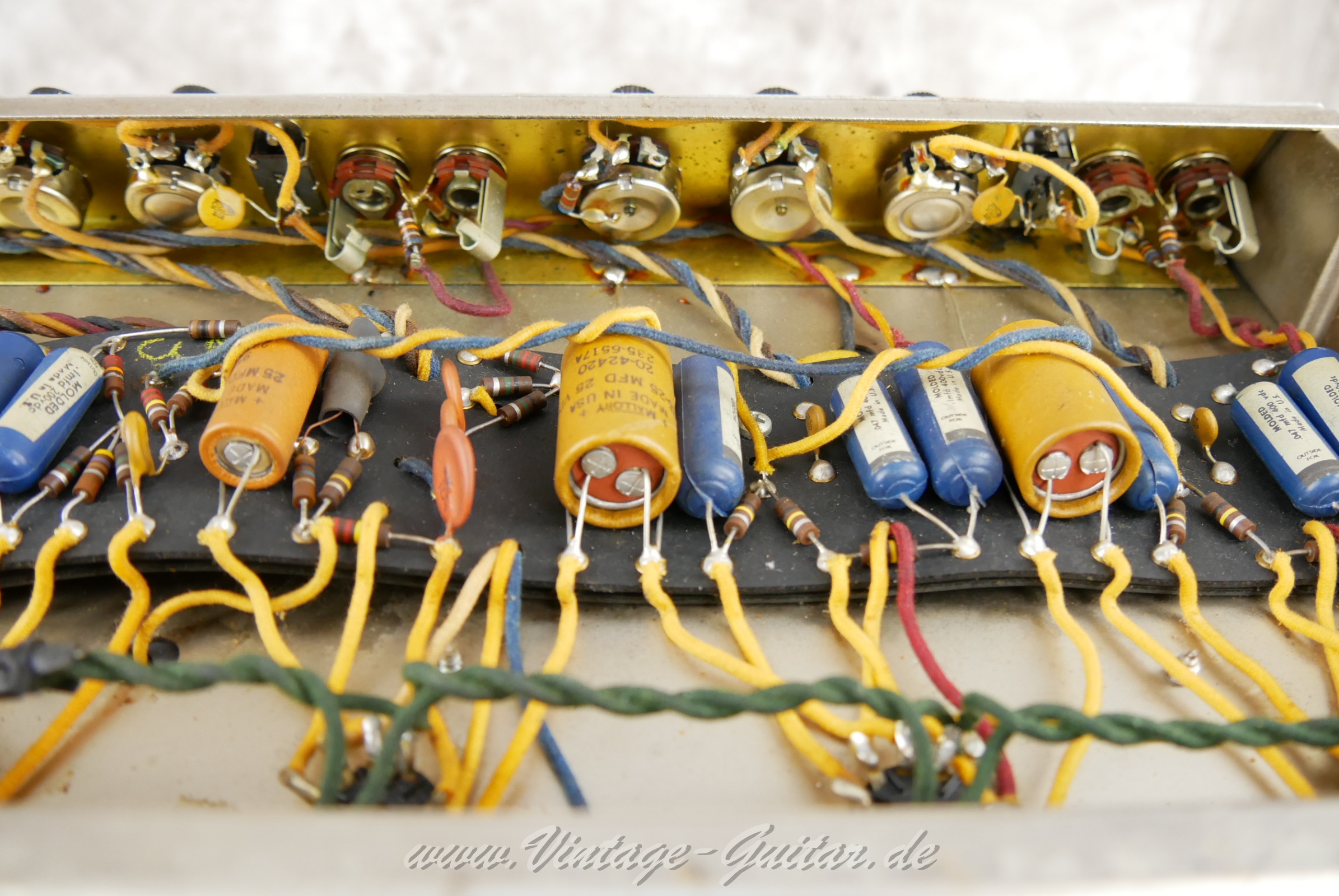 img/vintage/5866/fender_bandmaster_blackface_1965_black_tolex_USA-08.jpg