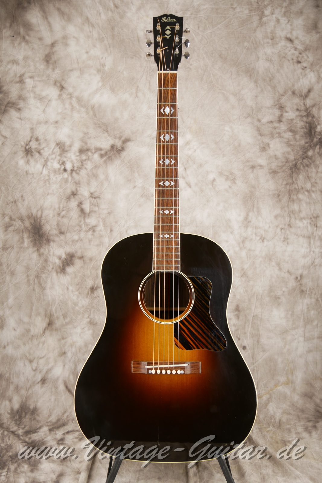 Gibson_Advanced_Jumbo_custom_order_sunburst_2007-001.JPG