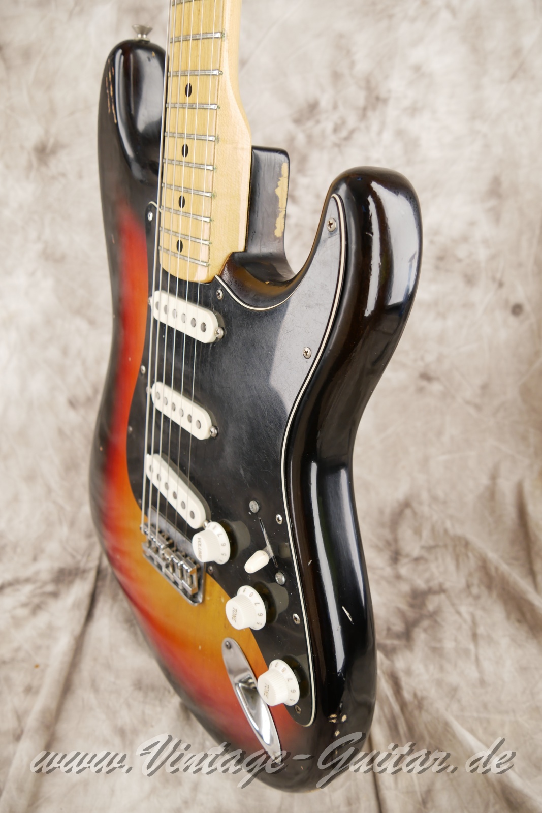 img/vintage/5874/Fender_Stratocaster_hardtail_sunburst_USA_1980-010.JPG
