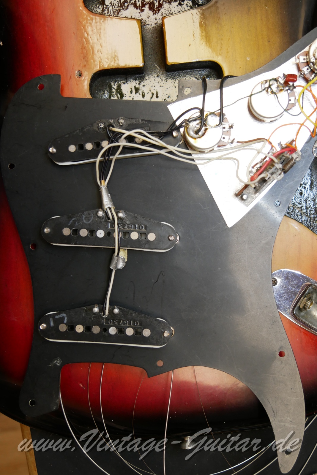 img/vintage/5874/Fender_Stratocaster_hardtail_sunburst_USA_1980-017.JPG