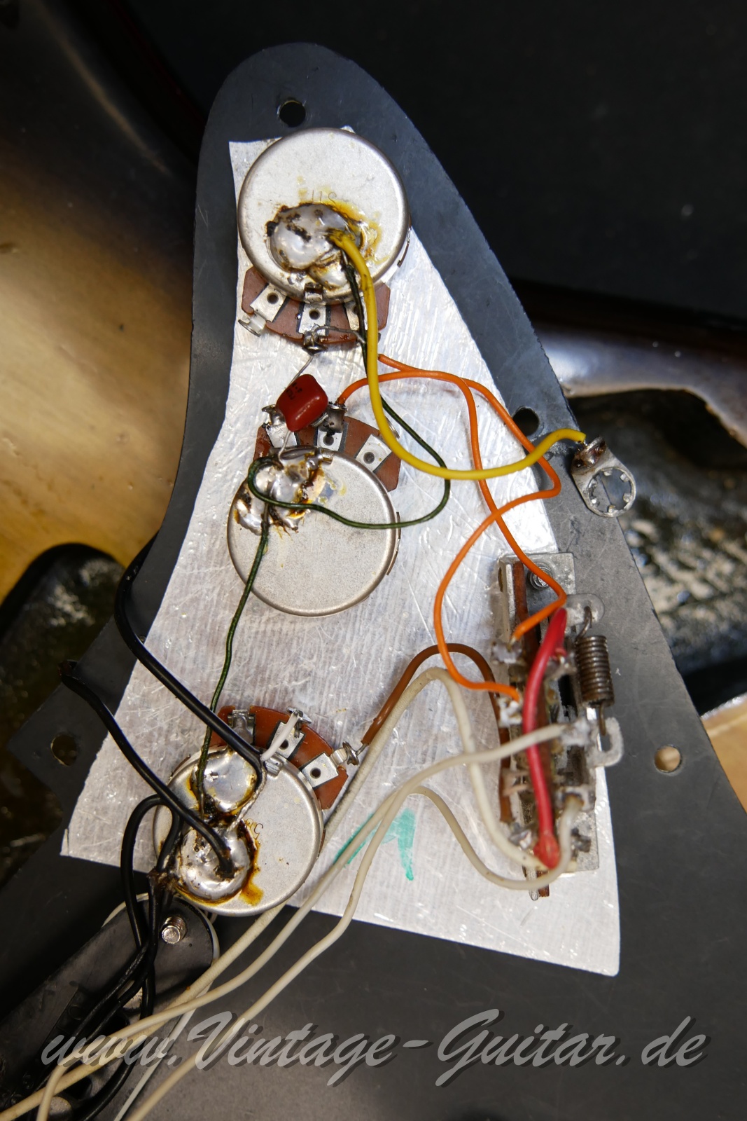 img/vintage/5874/Fender_Stratocaster_hardtail_sunburst_USA_1980-018.JPG