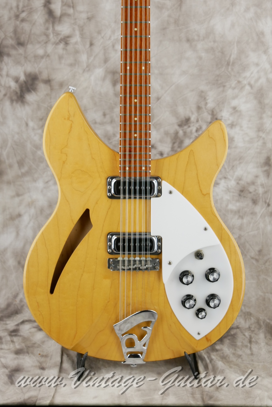 img/vintage/5881/Rickenbacker_330_12string_mapleglo_USA_1977-007.JPG