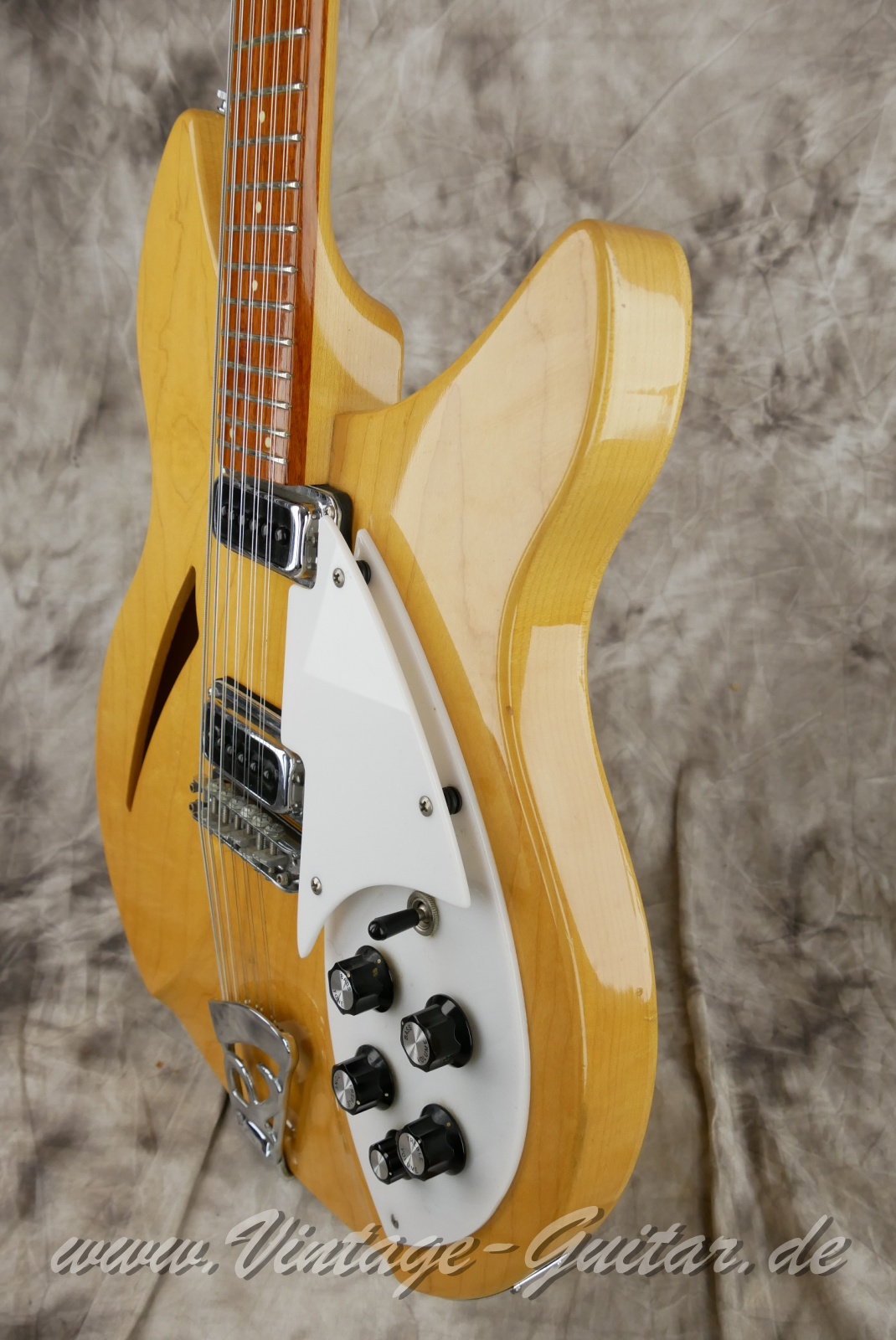 img/vintage/5881/Rickenbacker_330_12string_mapleglo_USA_1977-010.JPG