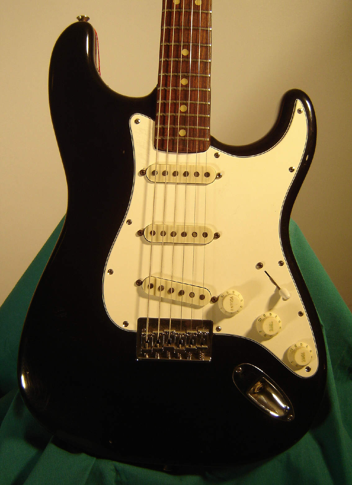 Fender-Strat-1974-black-ref-2.jpg