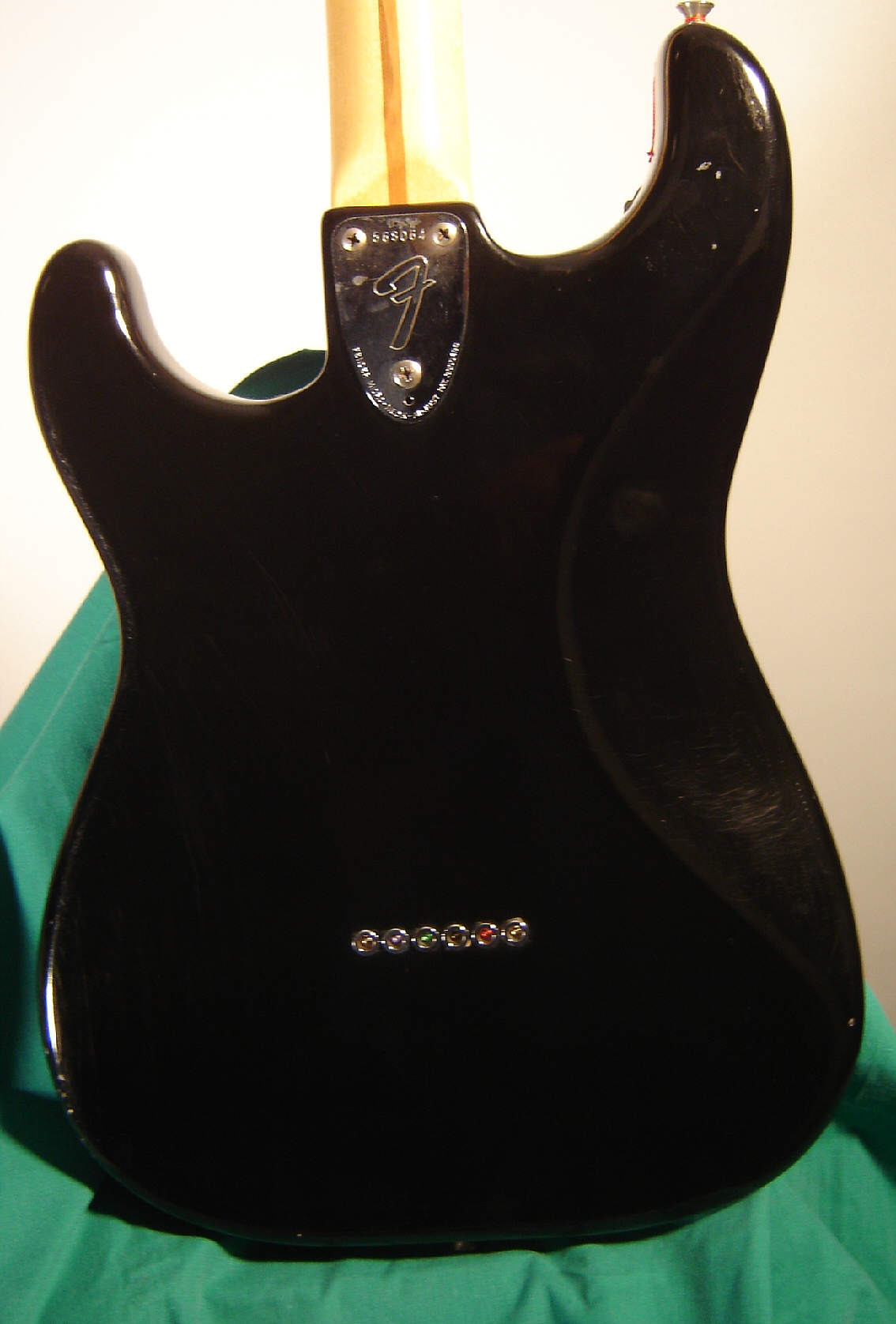 Fender-Strat-1974-black-ref-3.jpg