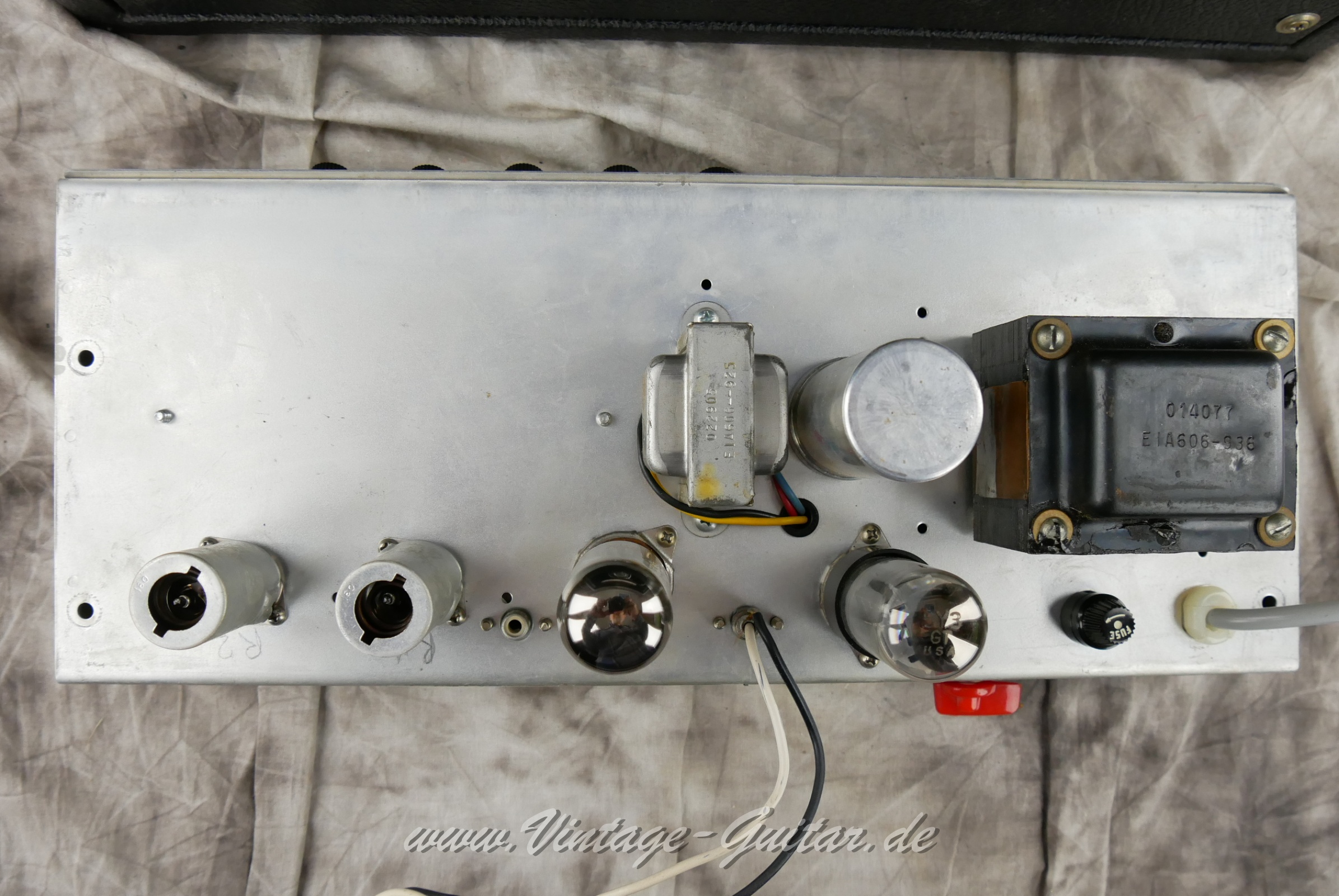 Fender_Vibro_Champ_silverface_1980-024.JPG