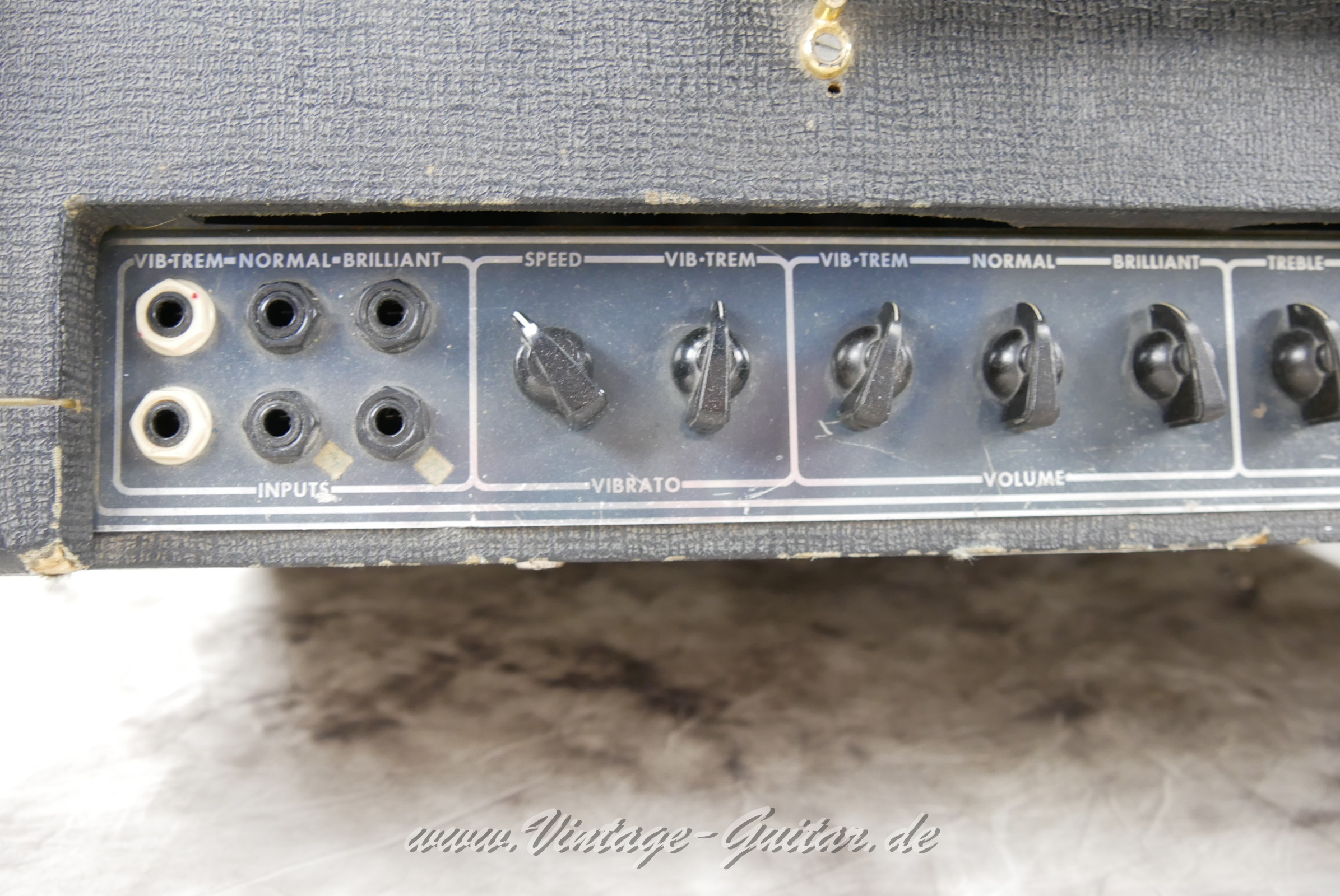 img/vintage/5897/Vox_AC_30_top_grey_panel_boost_silver_bulldogs_1964-005.JPG