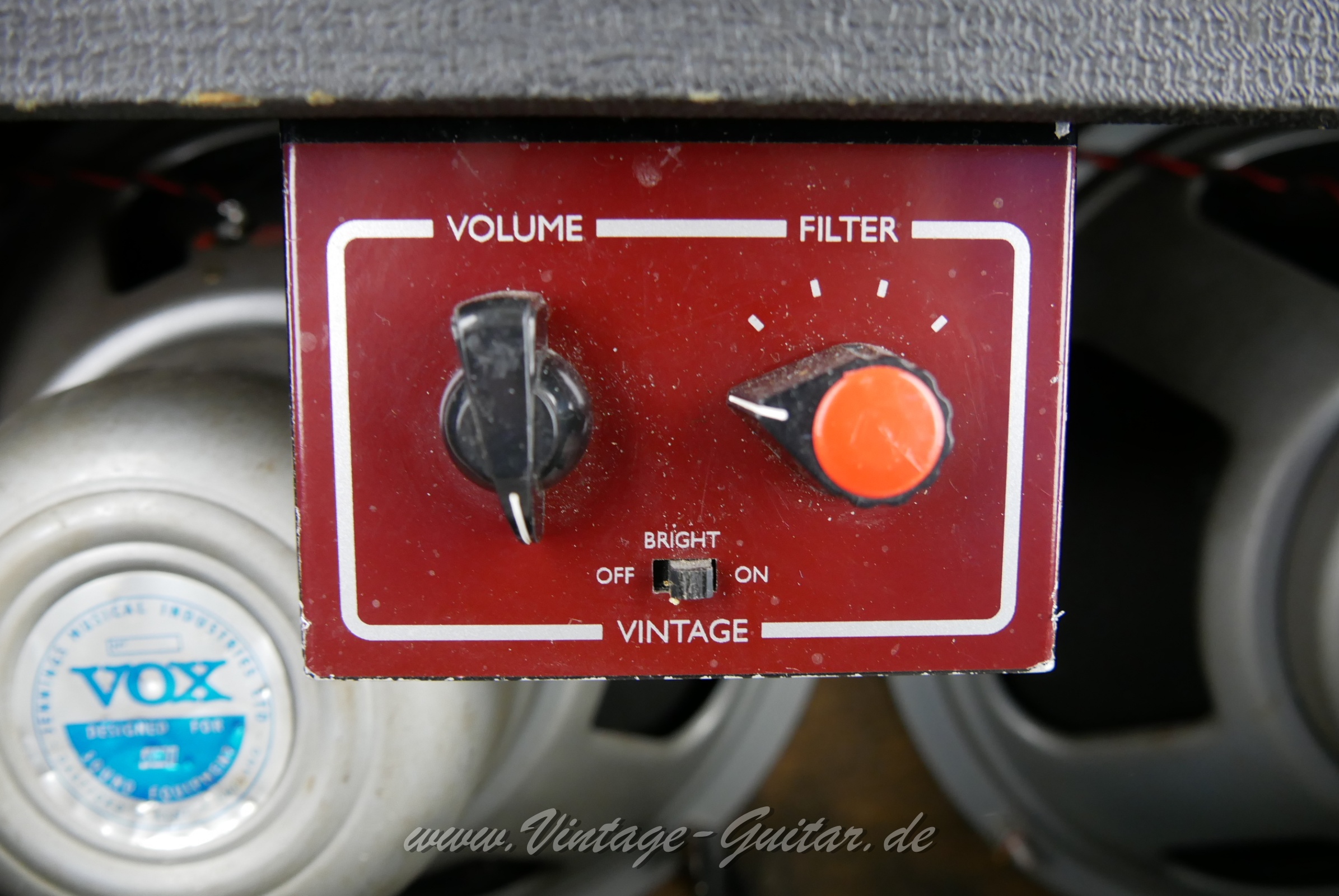 img/vintage/5897/Vox_AC_30_top_grey_panel_boost_silver_bulldogs_1964-009.JPG