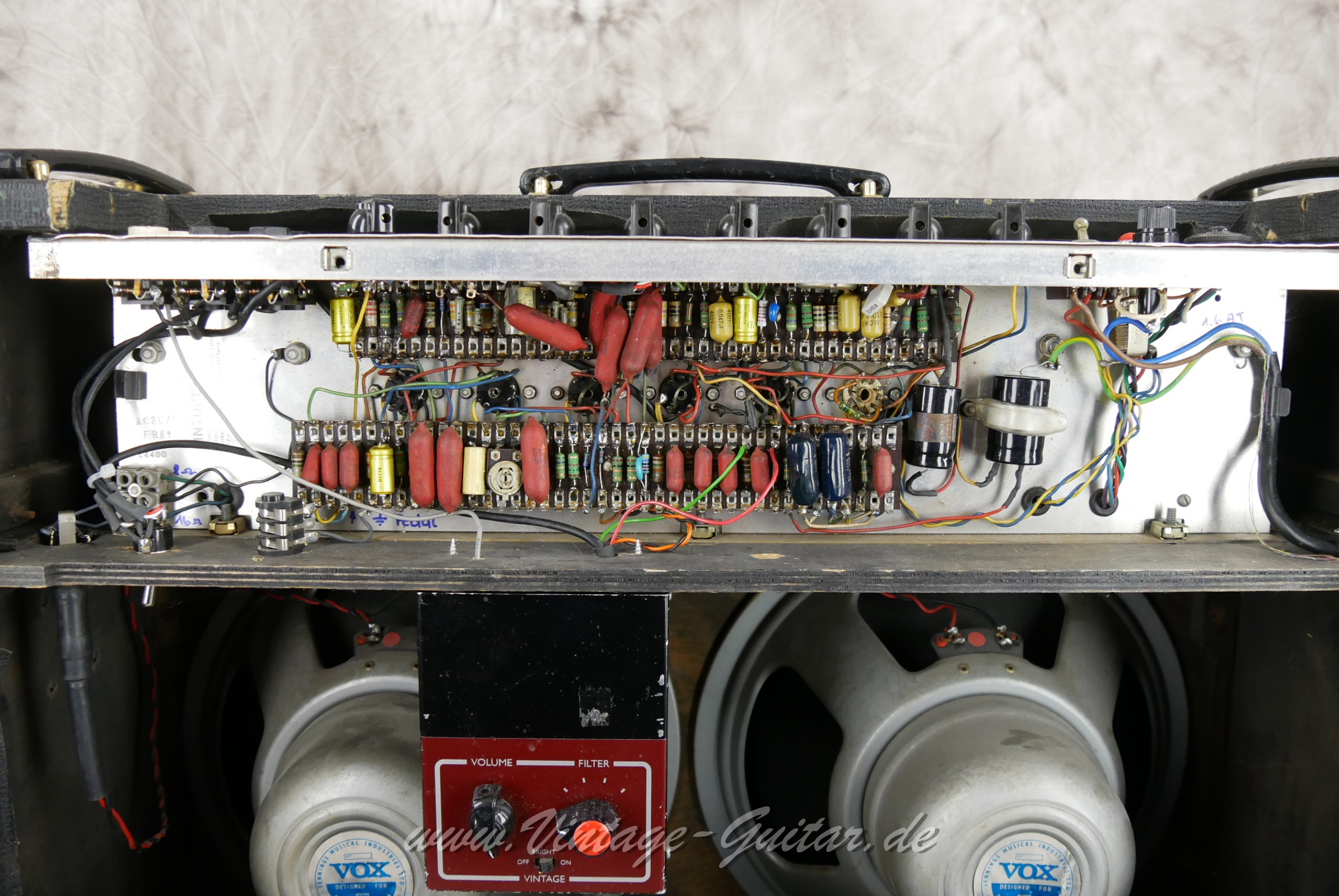 img/vintage/5897/Vox_AC_30_top_grey_panel_boost_silver_bulldogs_1964-015.JPG