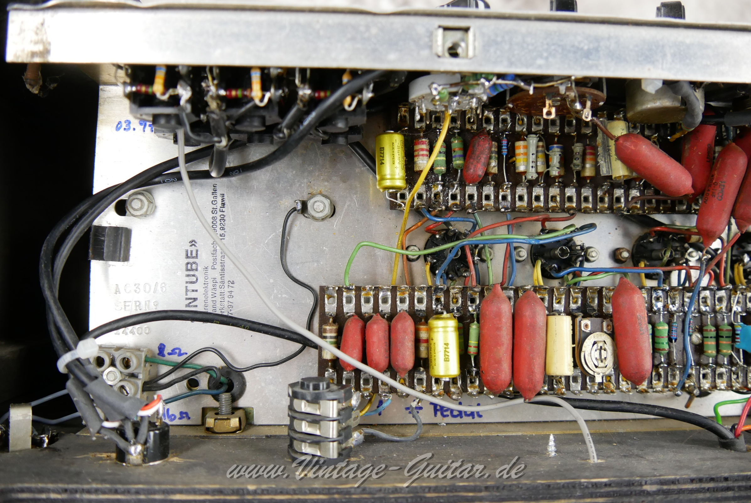 img/vintage/5897/Vox_AC_30_top_grey_panel_boost_silver_bulldogs_1964-016.JPG