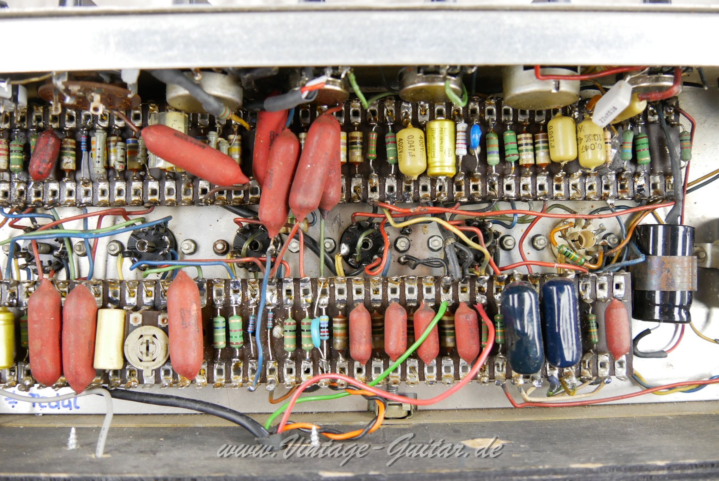 img/vintage/5897/Vox_AC_30_top_grey_panel_boost_silver_bulldogs_1964-017.JPG