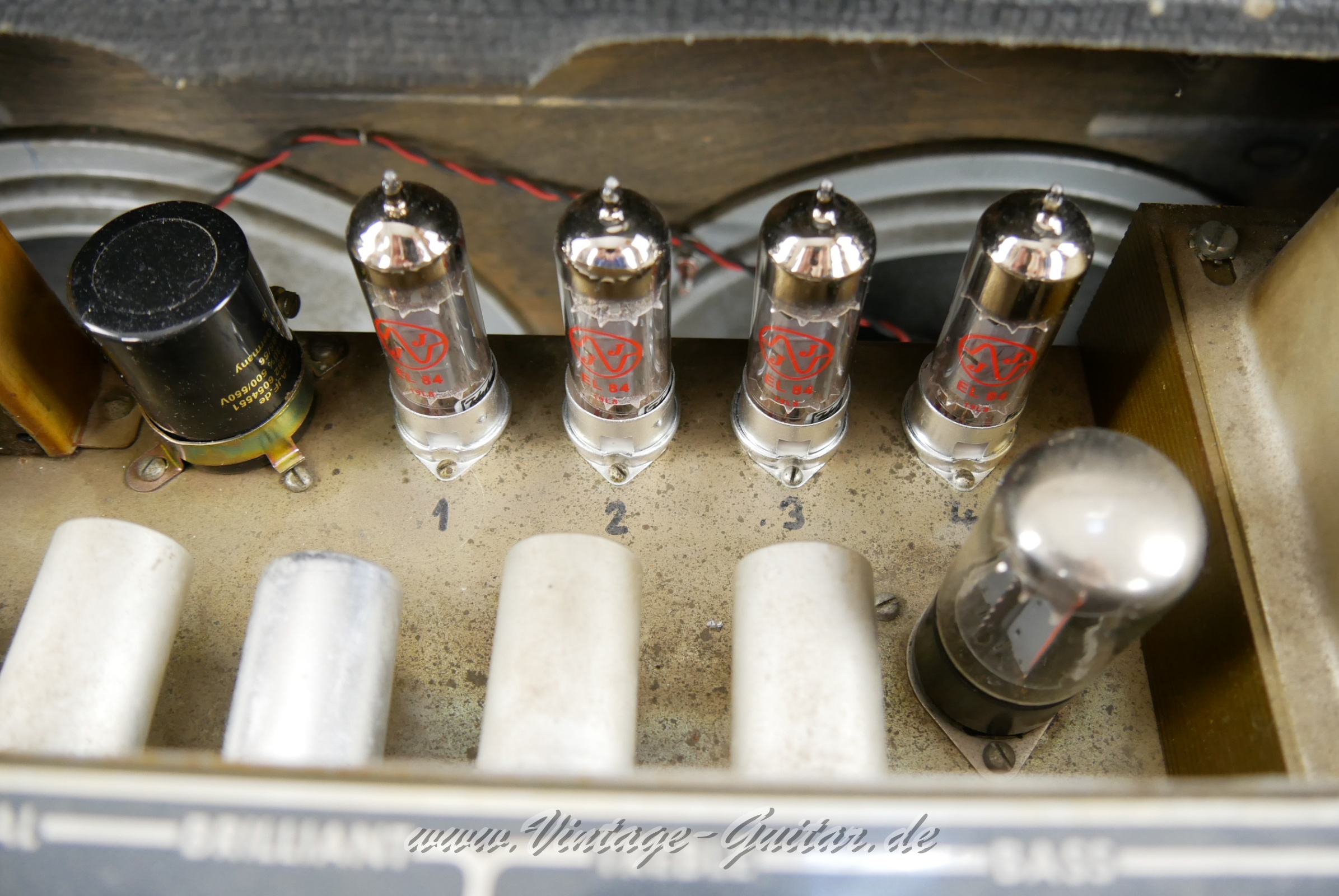 img/vintage/5897/Vox_AC_30_top_grey_panel_boost_silver_bulldogs_1964-024.JPG