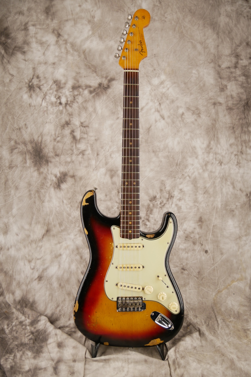 Fender_Stratocaster_1964_pre_CBS_sunburst-001.JPG
