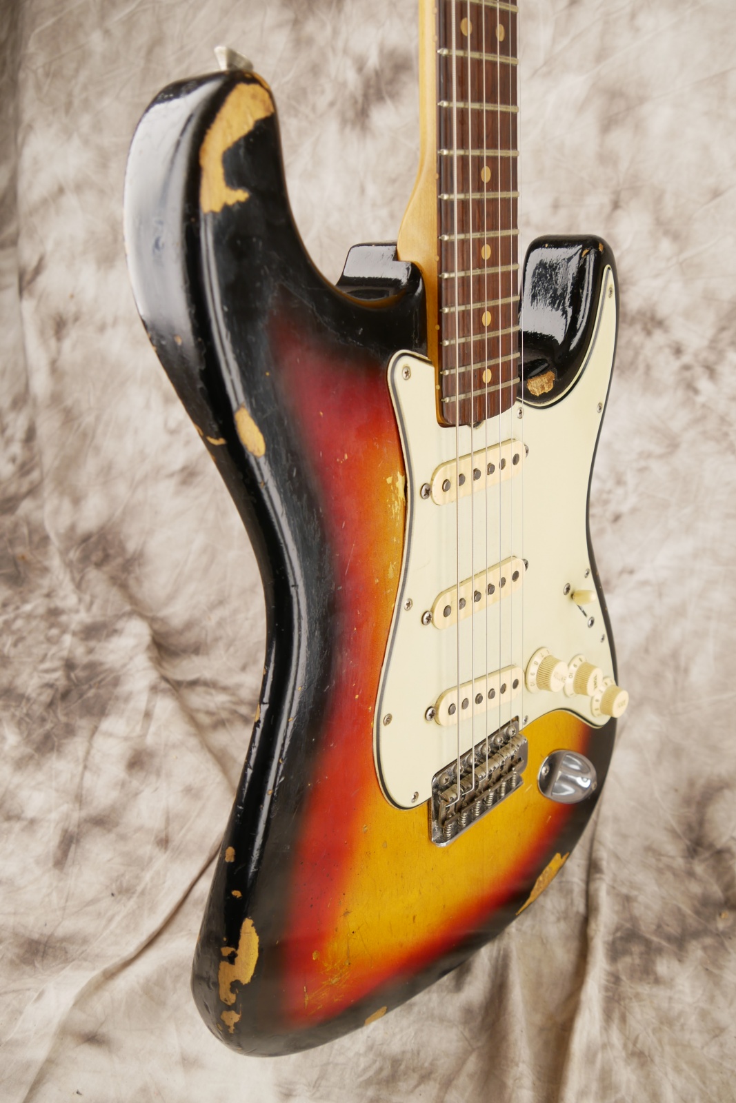 img/vintage/5899/Fender_Stratocaster_1964_pre_CBS_sunburst-009.JPG