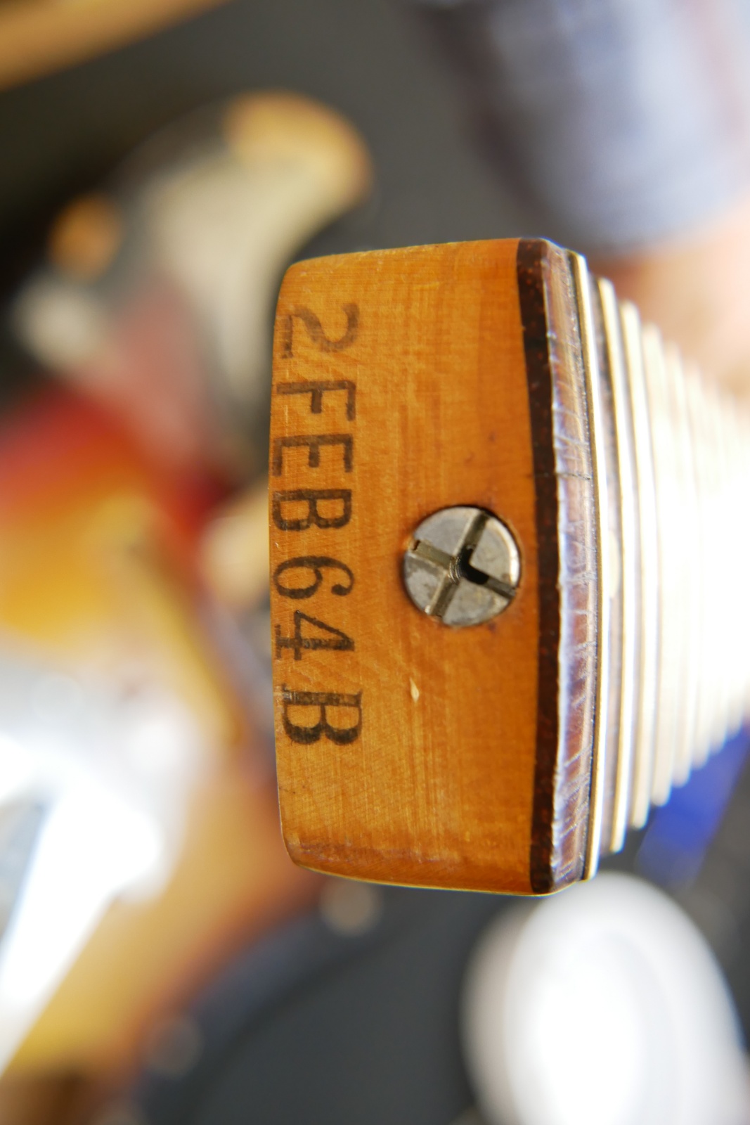 img/vintage/5899/Fender_Stratocaster_1964_pre_CBS_sunburst-013.JPG