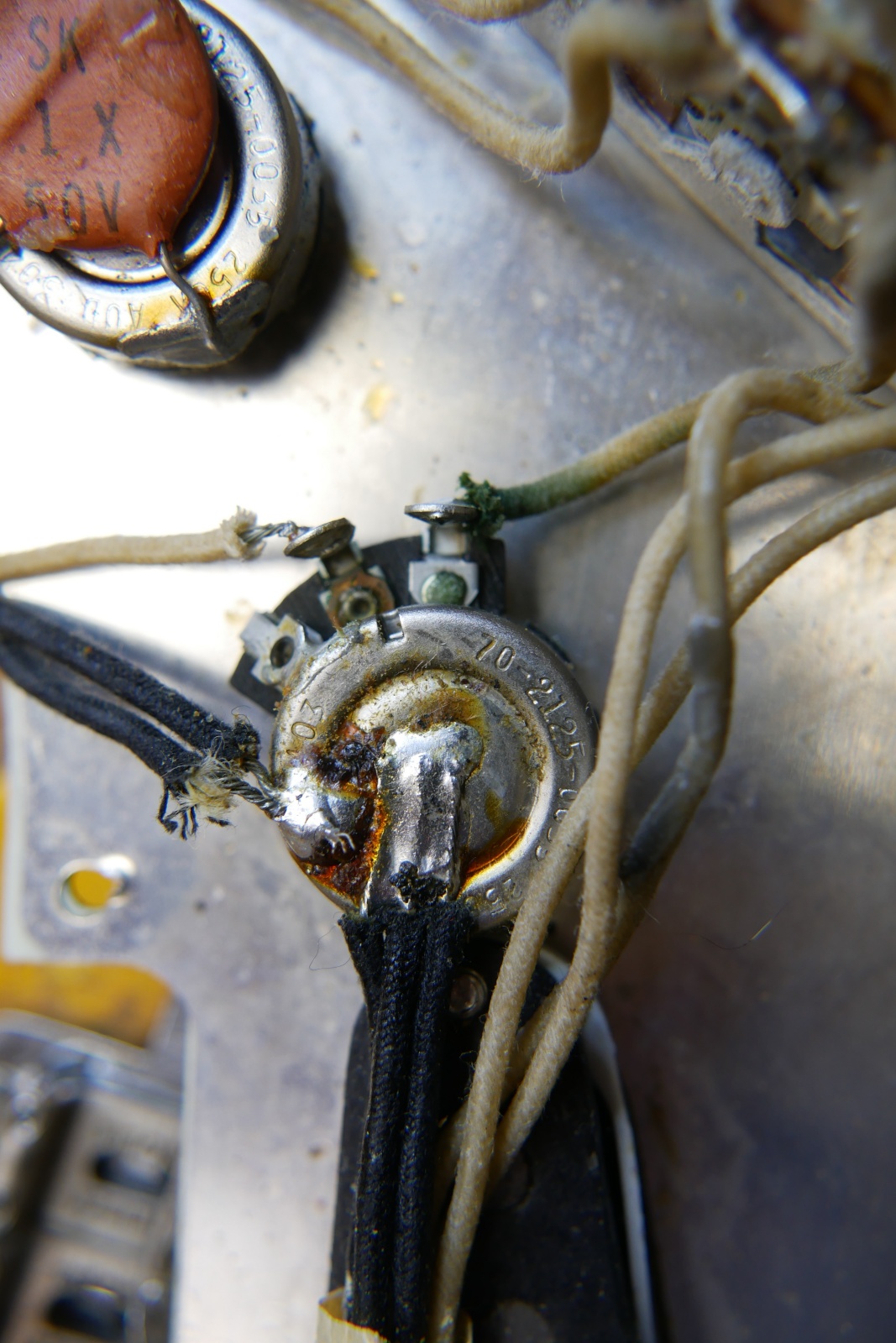 img/vintage/5899/Fender_Stratocaster_1964_pre_CBS_sunburst-022.JPG