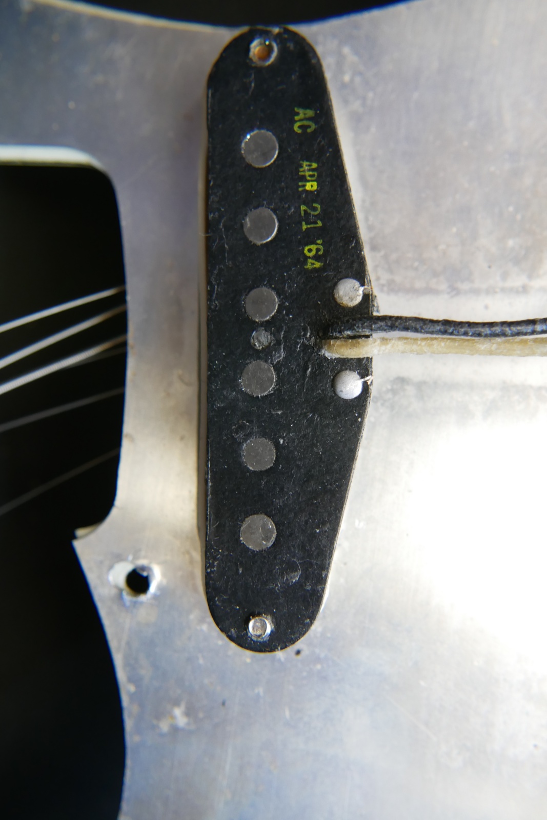 img/vintage/5899/Fender_Stratocaster_1964_pre_CBS_sunburst-025.JPG