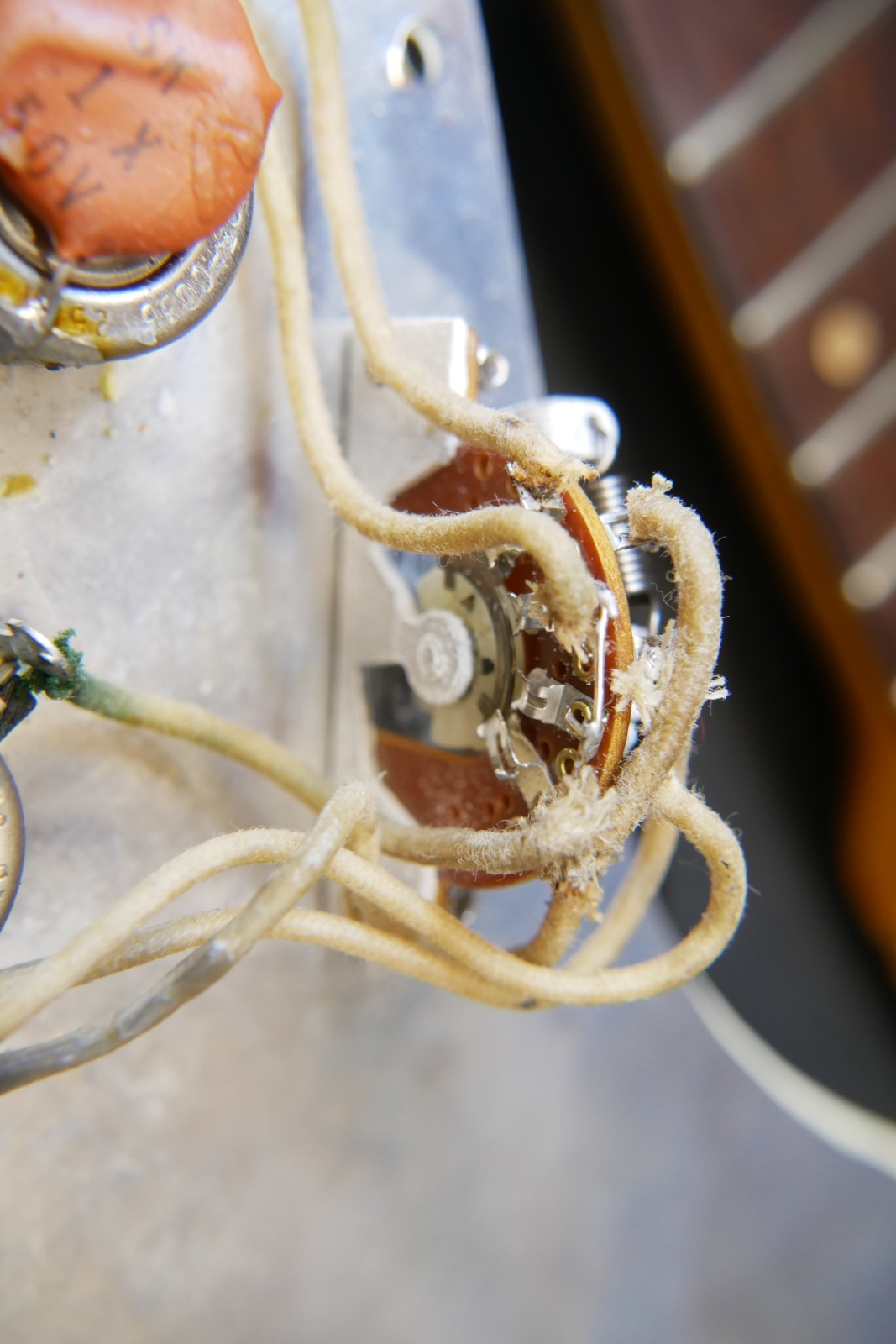 img/vintage/5899/Fender_Stratocaster_1964_pre_CBS_sunburst-026.JPG