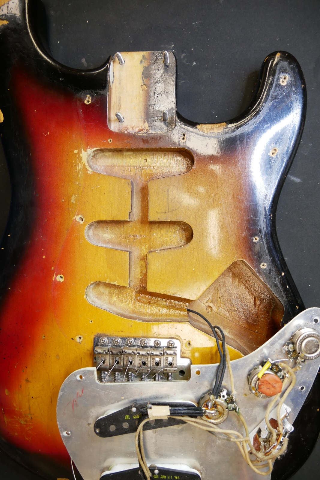 img/vintage/5899/Fender_Stratocaster_1964_pre_CBS_sunburst-028.JPG
