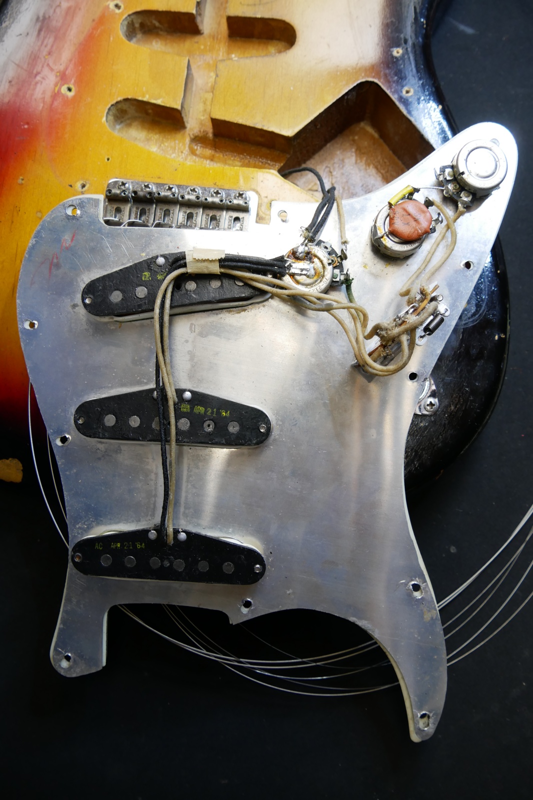 img/vintage/5899/Fender_Stratocaster_1964_pre_CBS_sunburst-029.JPG