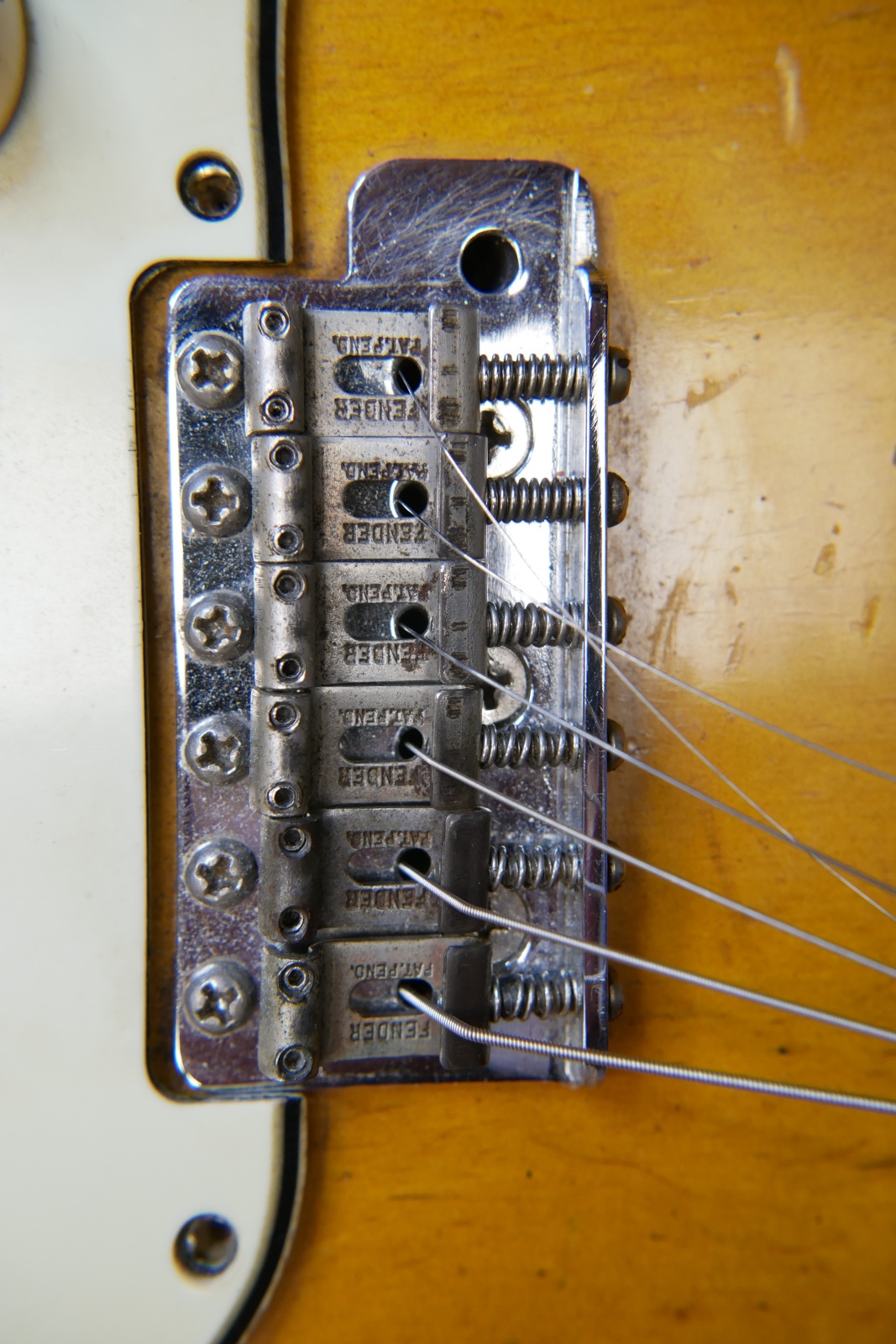 img/vintage/5899/Fender_Stratocaster_1964_pre_CBS_sunburst-030.JPG