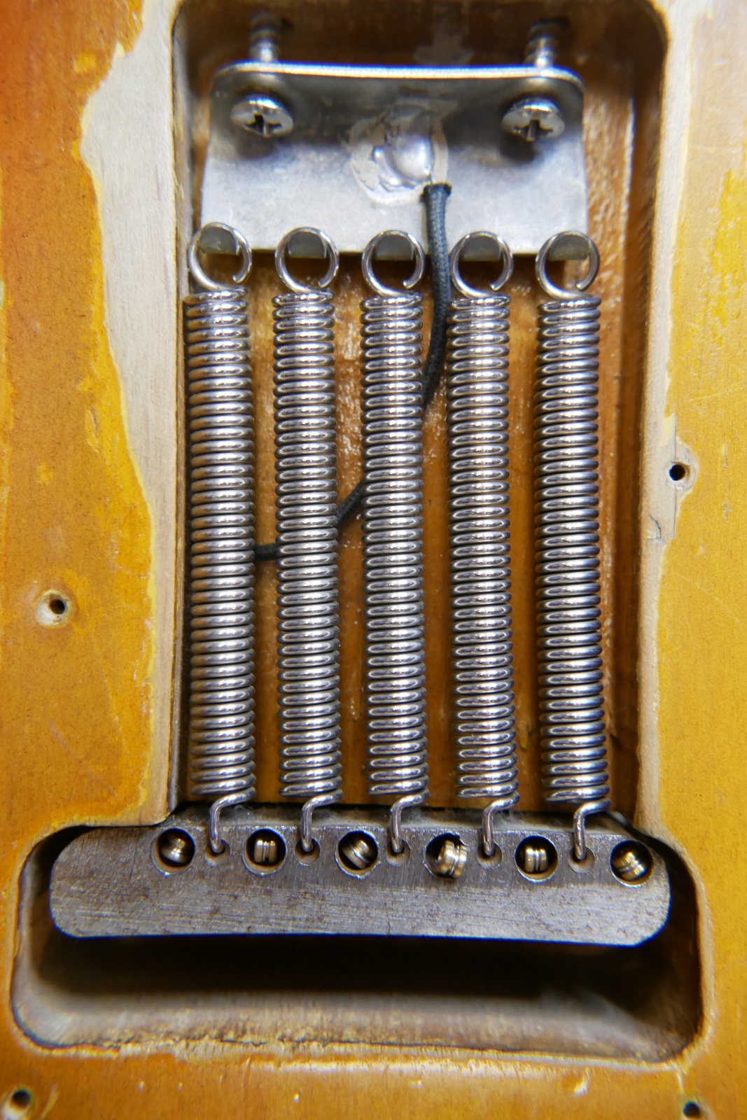 img/vintage/5899/Fender_Stratocaster_1964_pre_CBS_sunburst-034.JPG