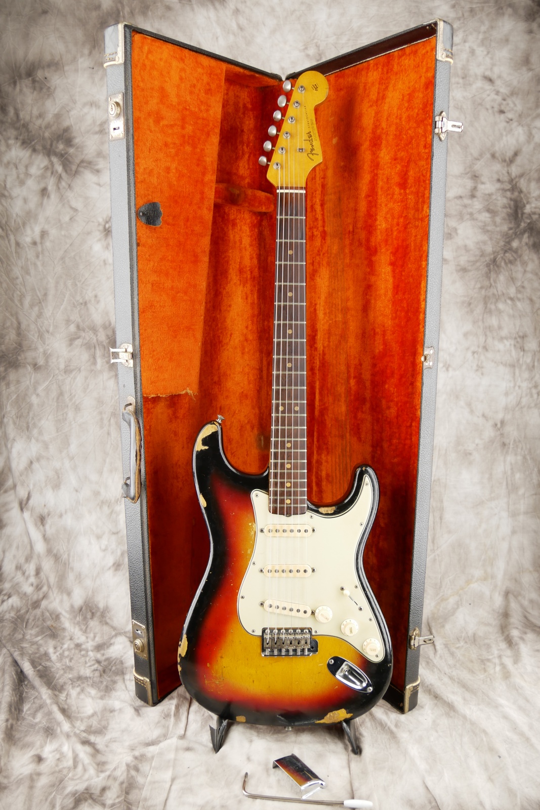 img/vintage/5899/Fender_Stratocaster_1964_pre_CBS_sunburst-046.JPG