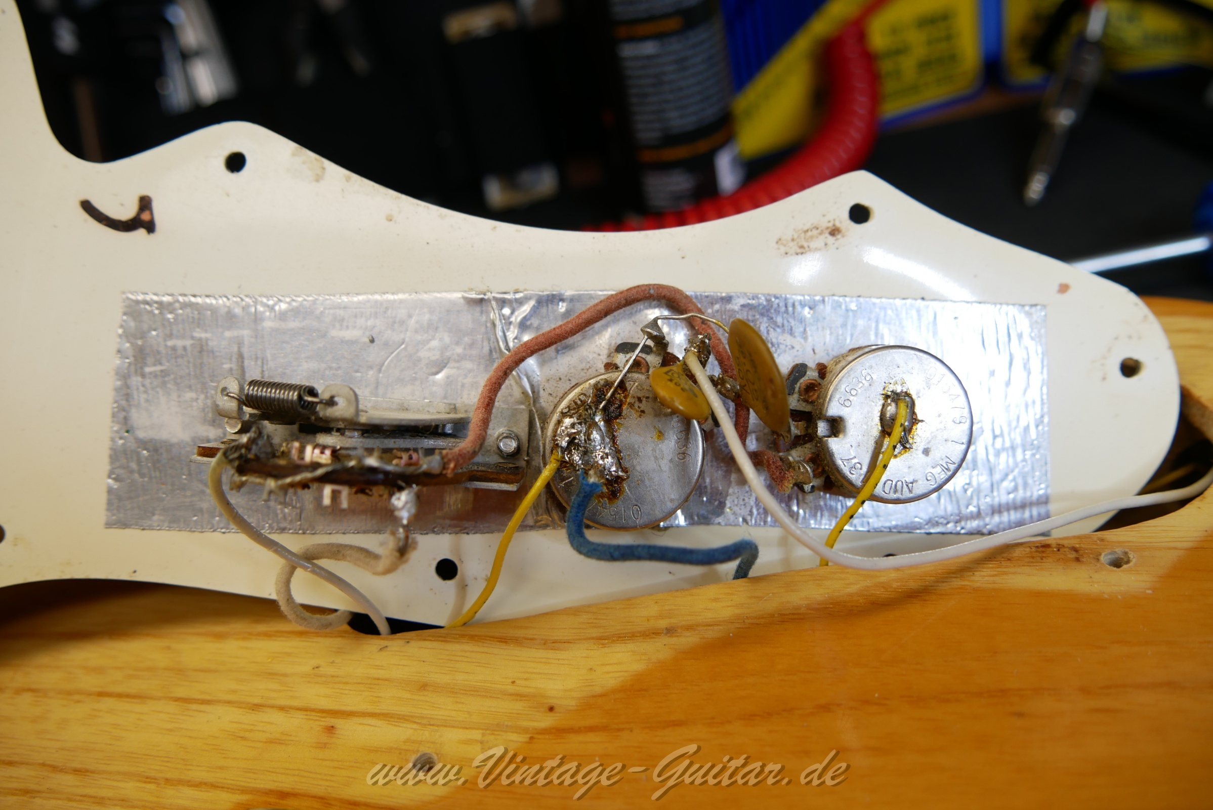 img/vintage/5905/Fender_telecaster_thinline_natural_1969_USA-27.jpg