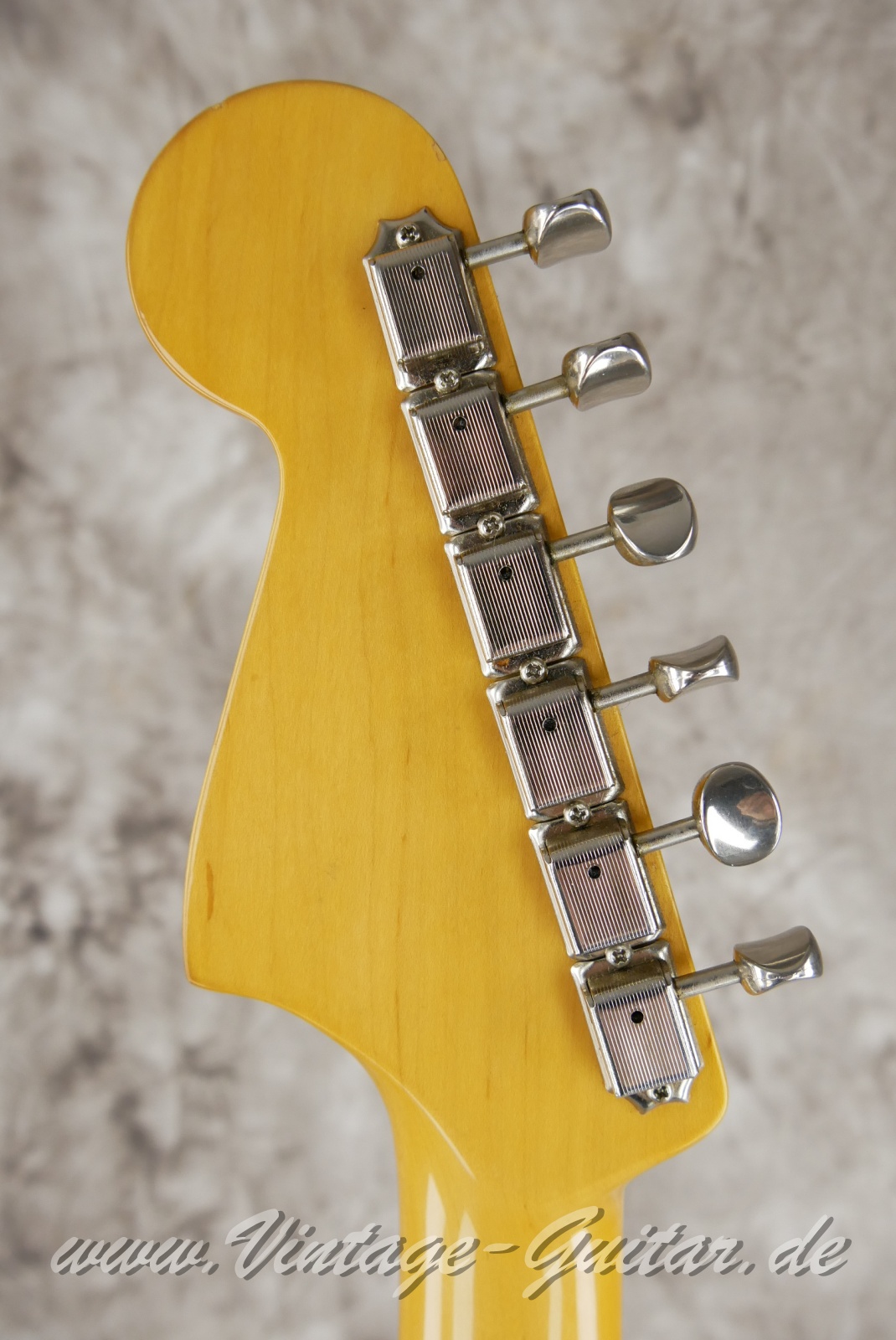 img/vintage/5908/Fender_Jaguar_Baritone_custom_sunburst_Japan_2003-004.JPG